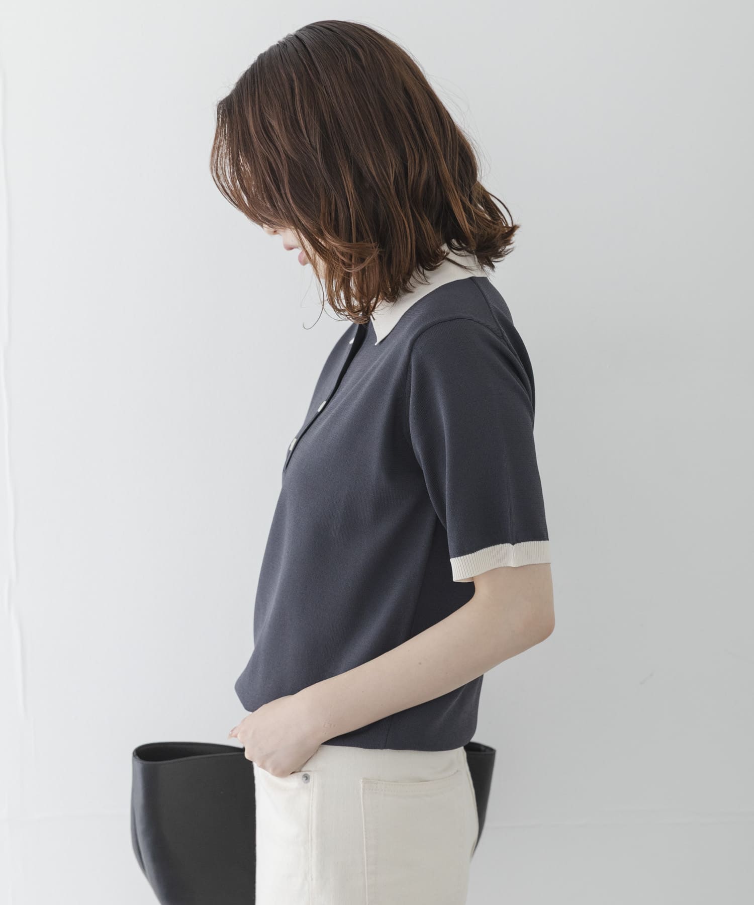チャコールグレー