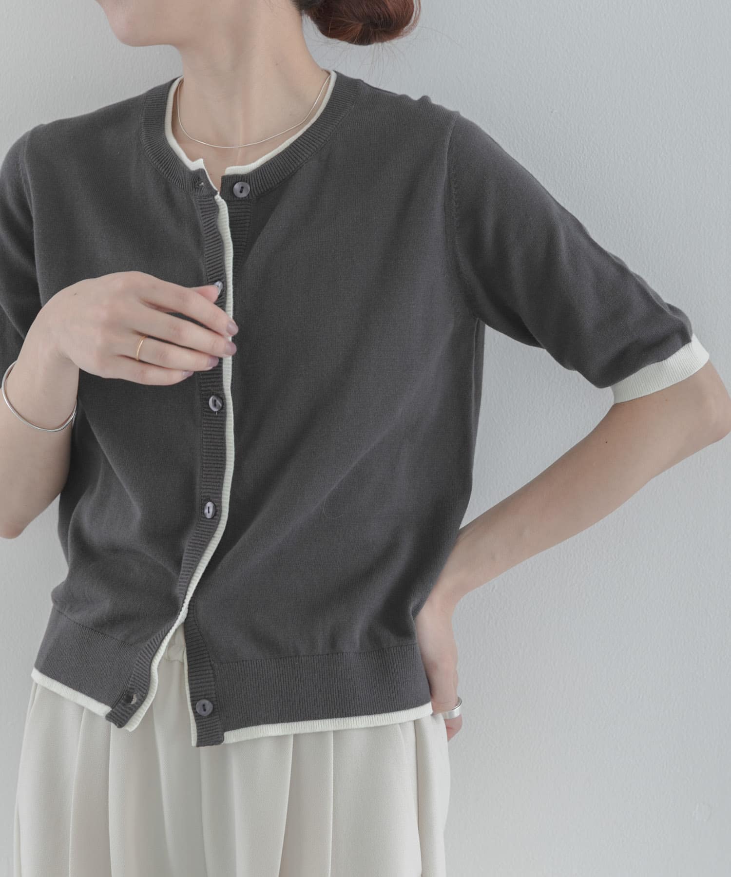 チャコールグレー