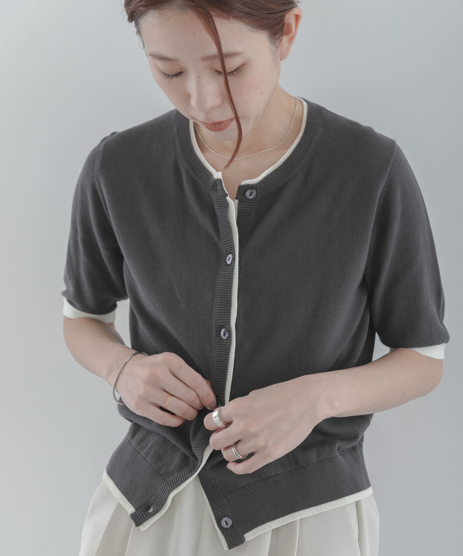 チャコールグレー