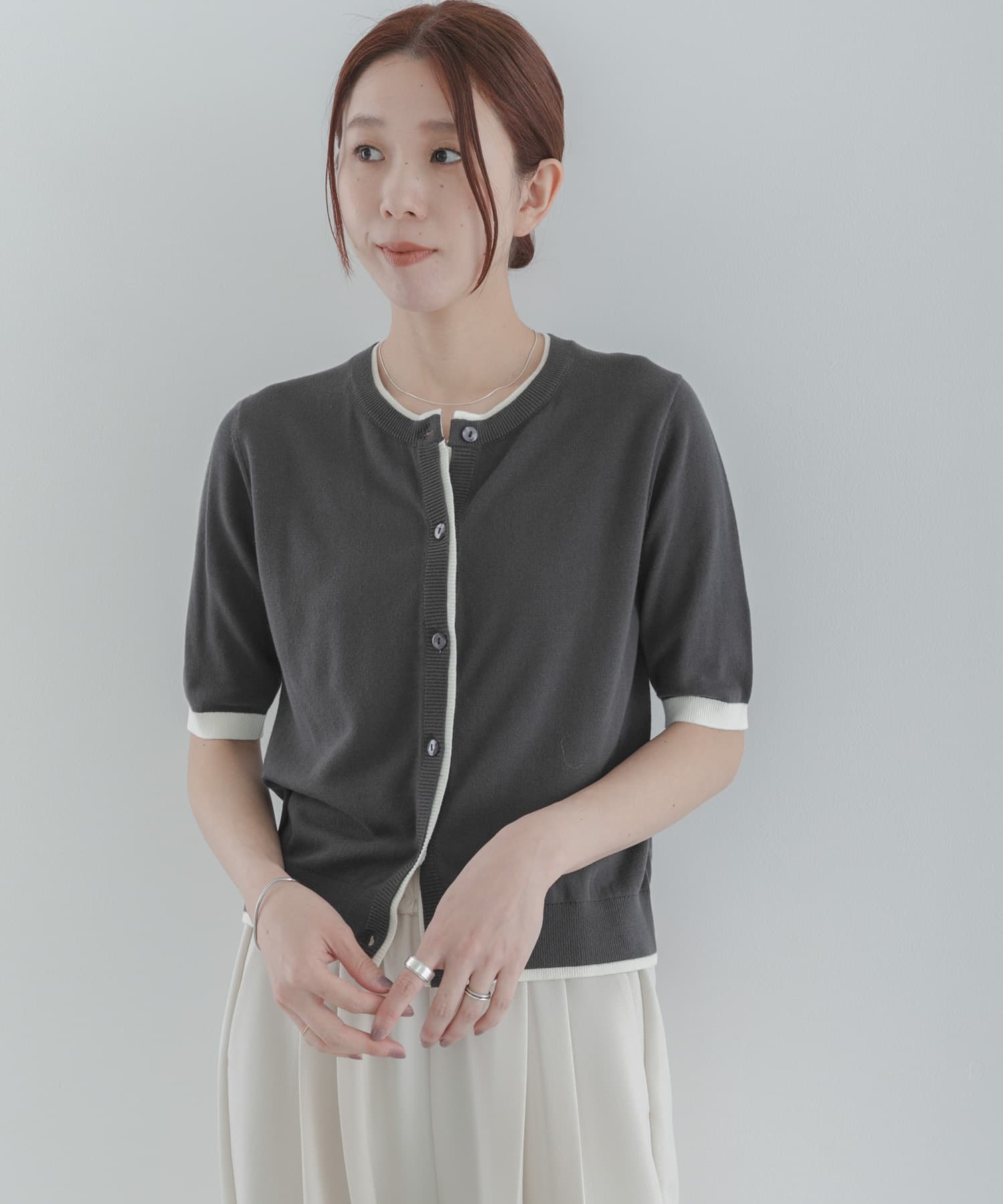 チャコールグレー