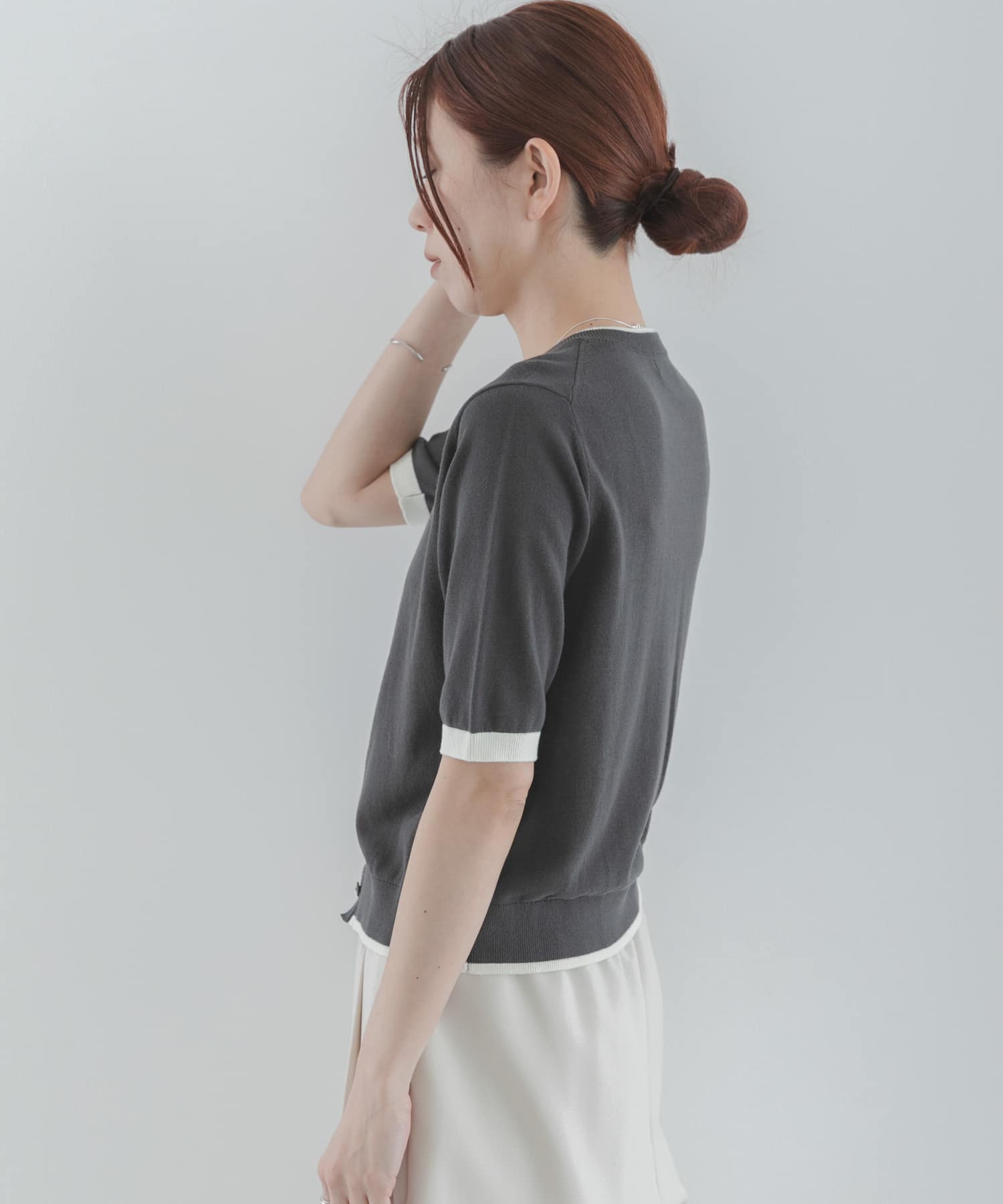 チャコールグレー