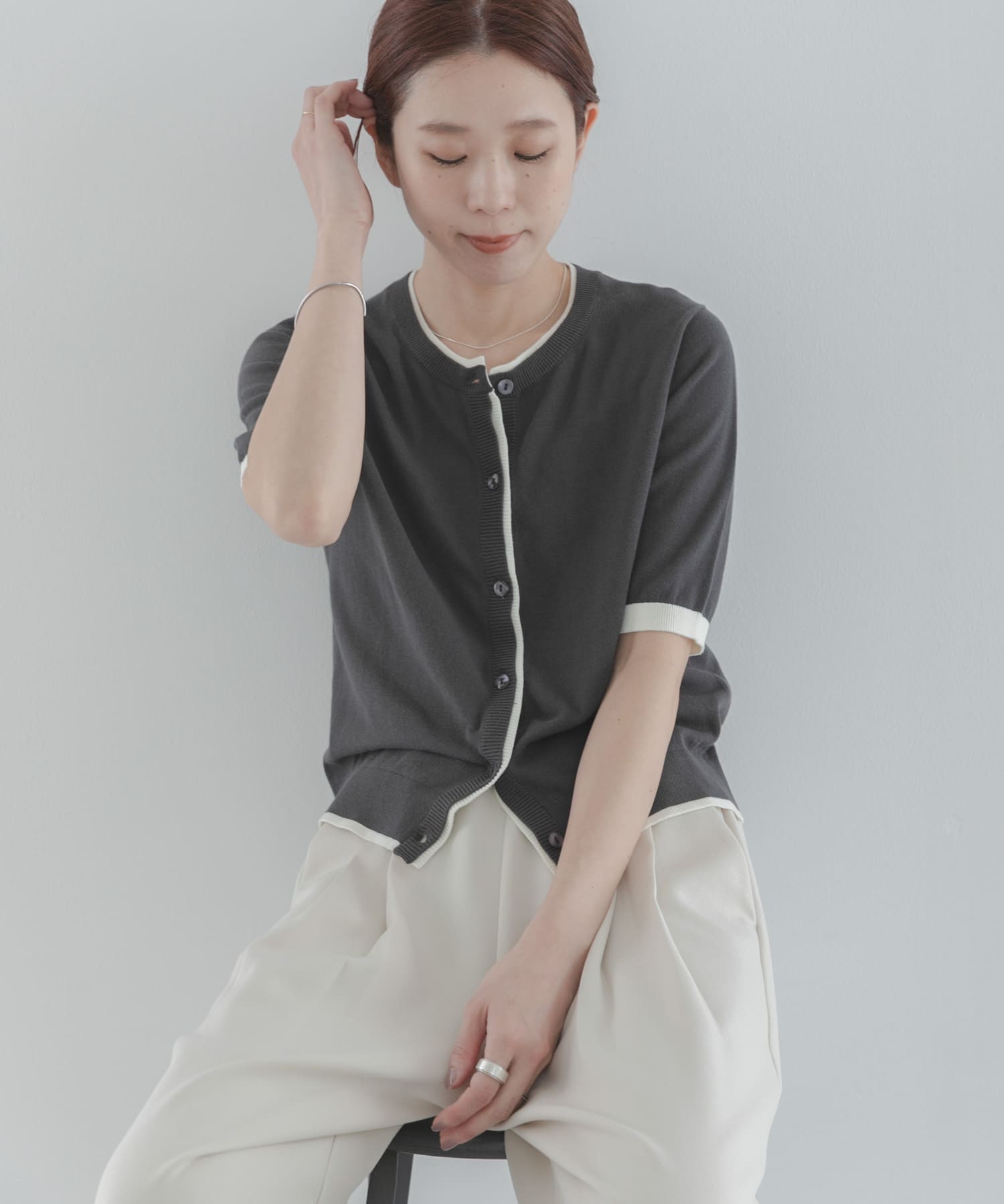 チャコールグレー