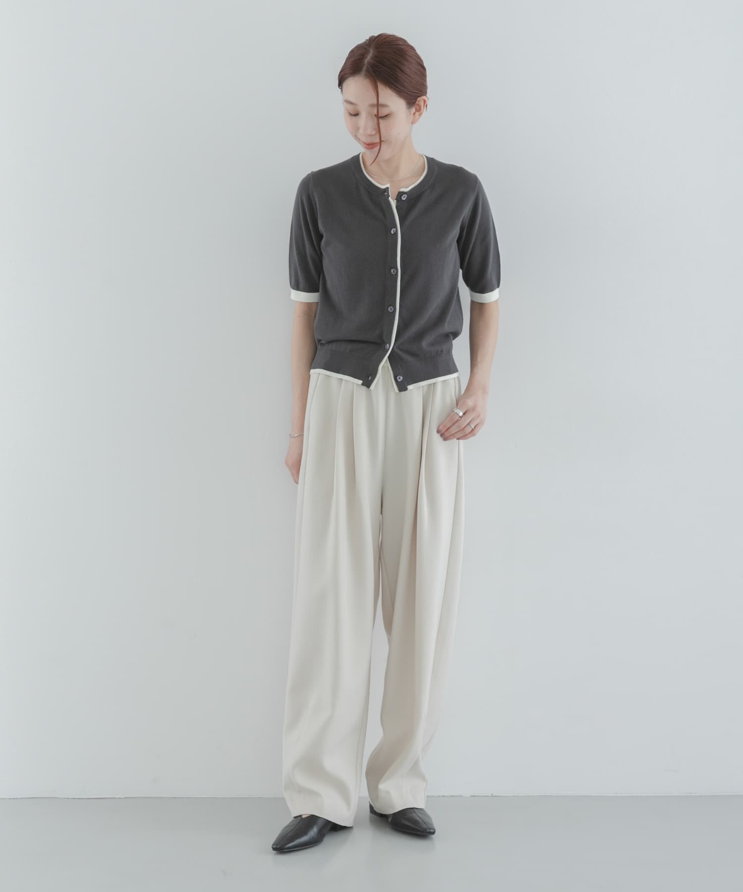 チャコールグレー