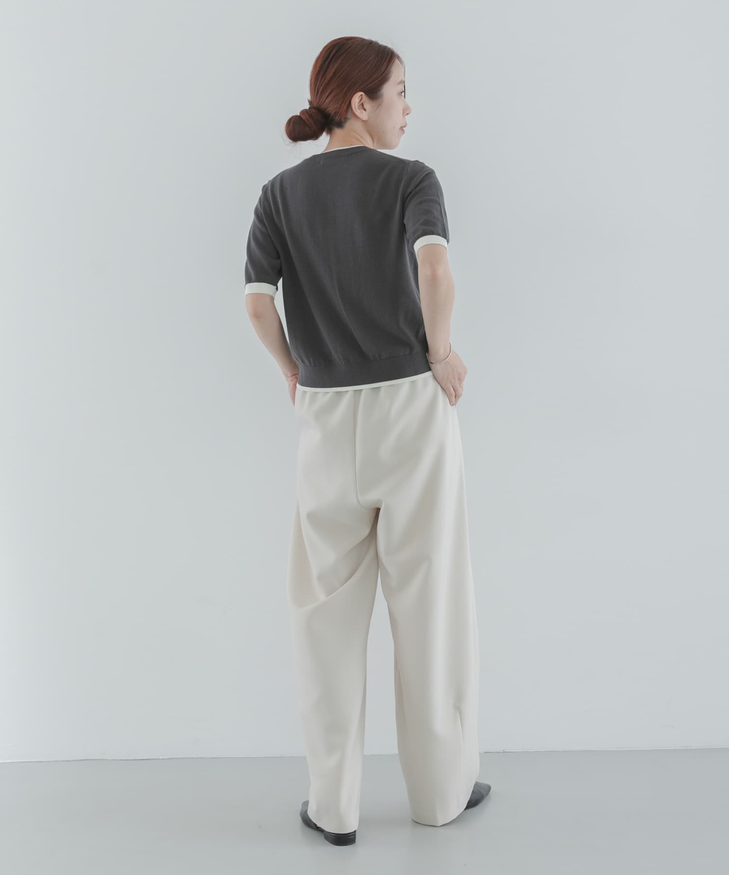 チャコールグレー