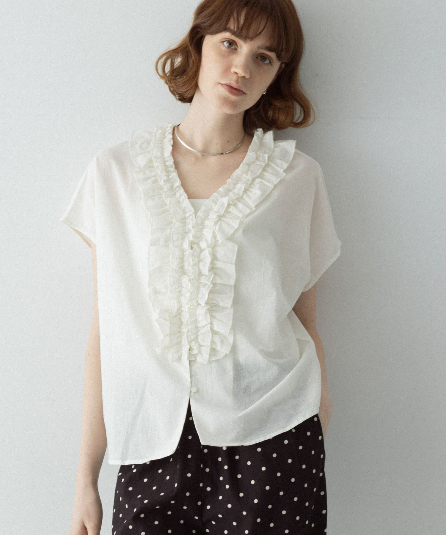 Vネックフリルカラーブラウス