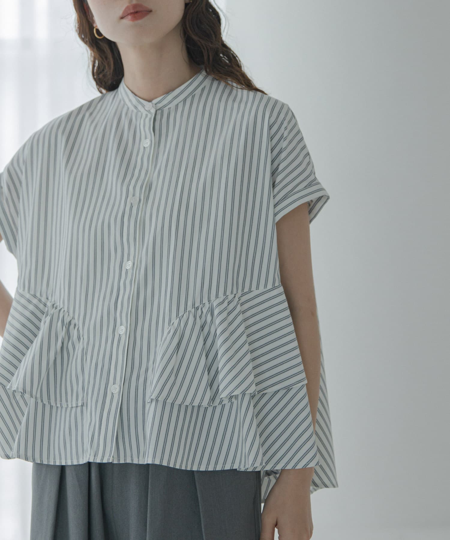 『WEB限定』バンドカラーフリルストライプ半袖シャツ