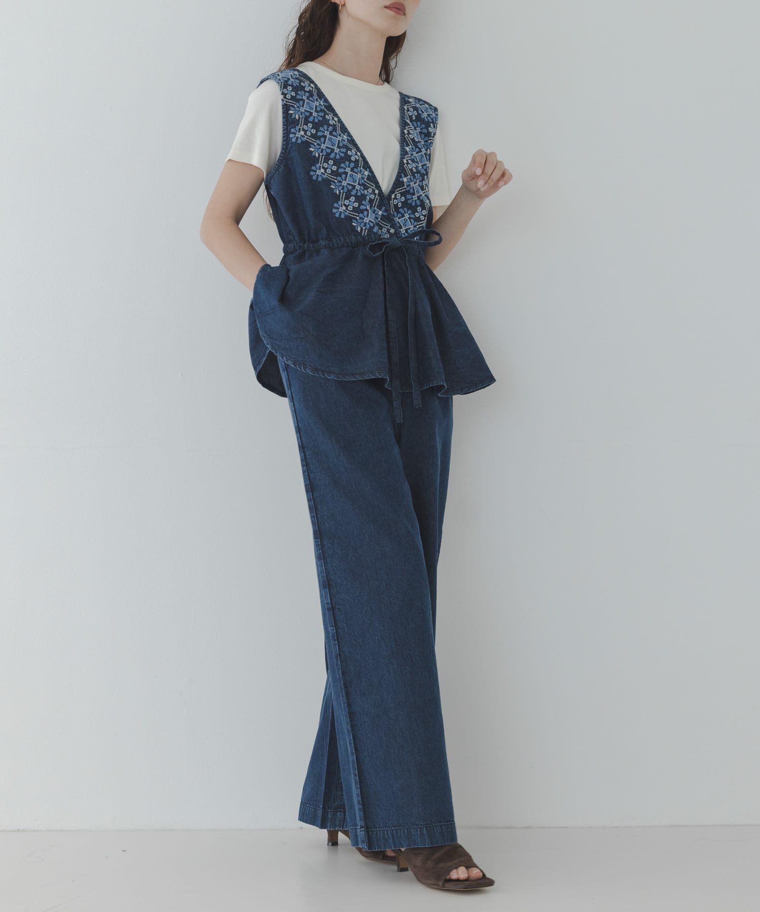 クロス刺繍ペプラムサロペット