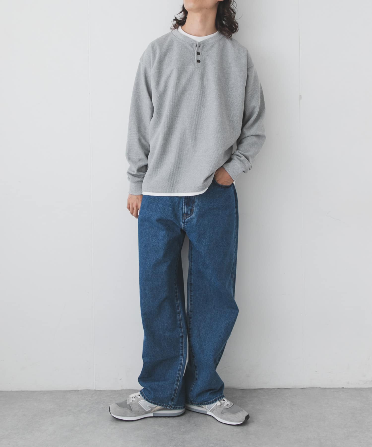 グレー