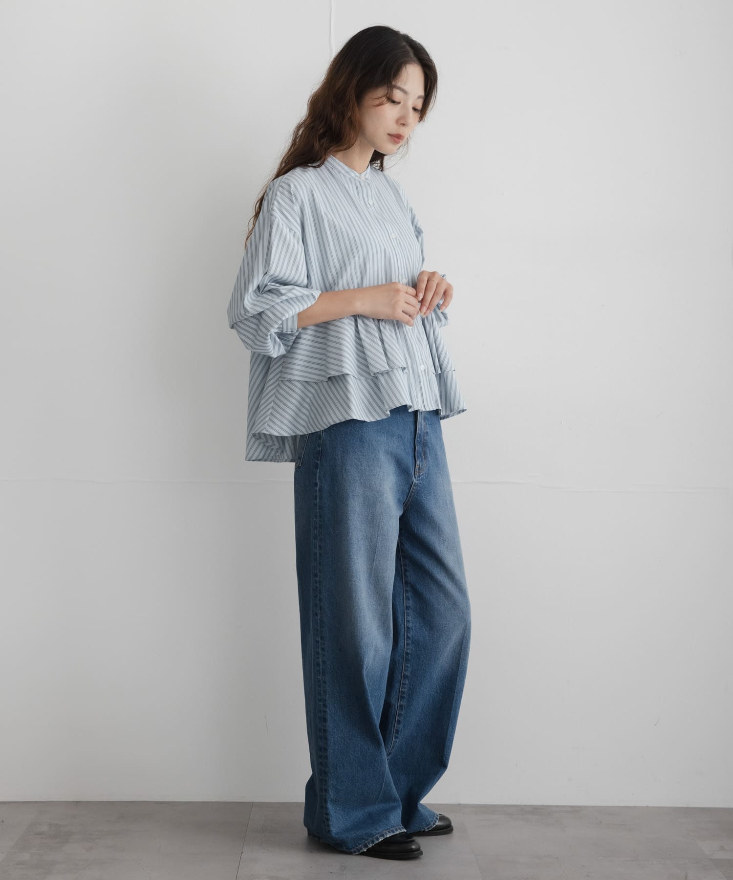 WEB限定』バンドカラーフリルストライプシャツ(Free BLU X GRY