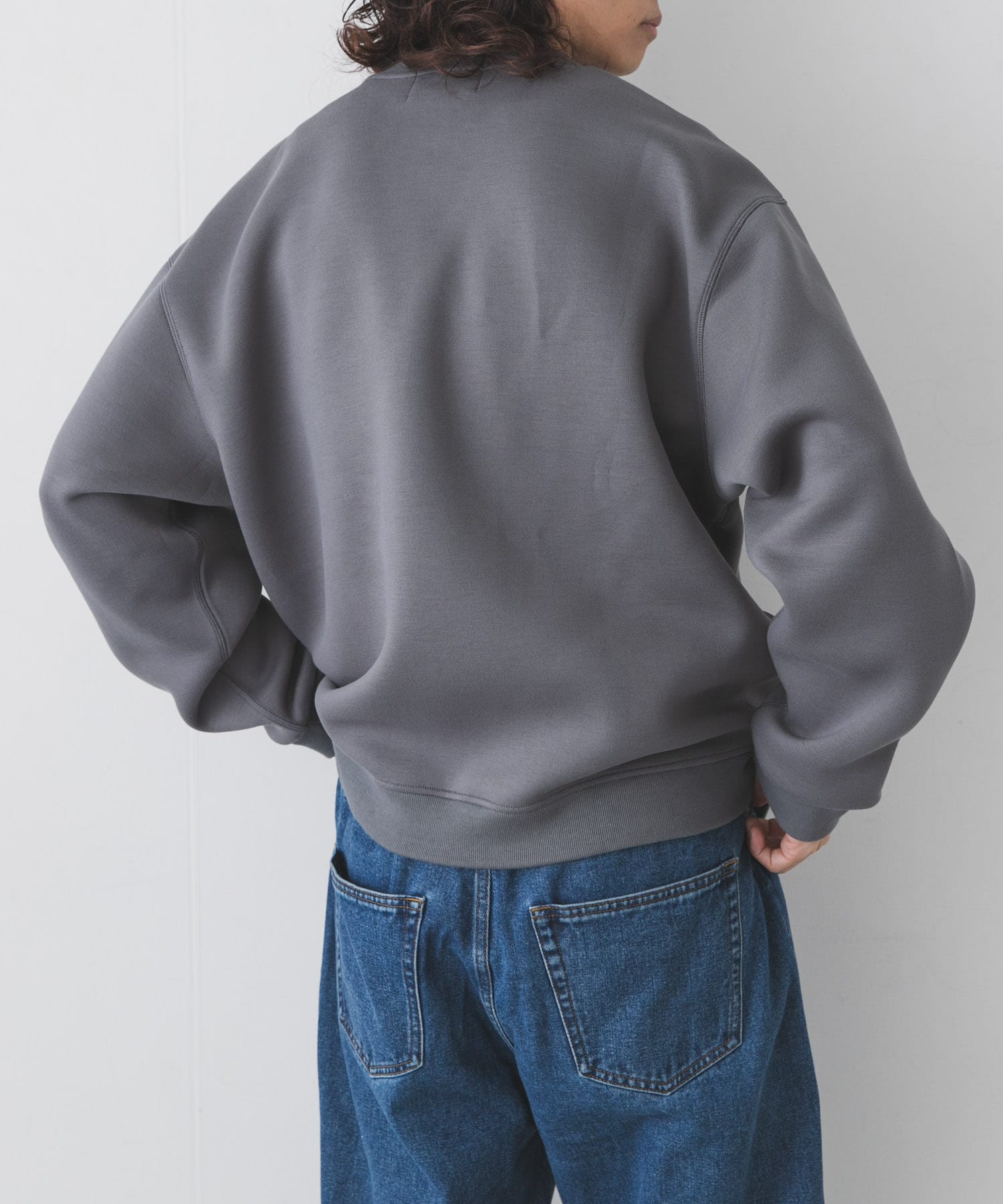 グレー