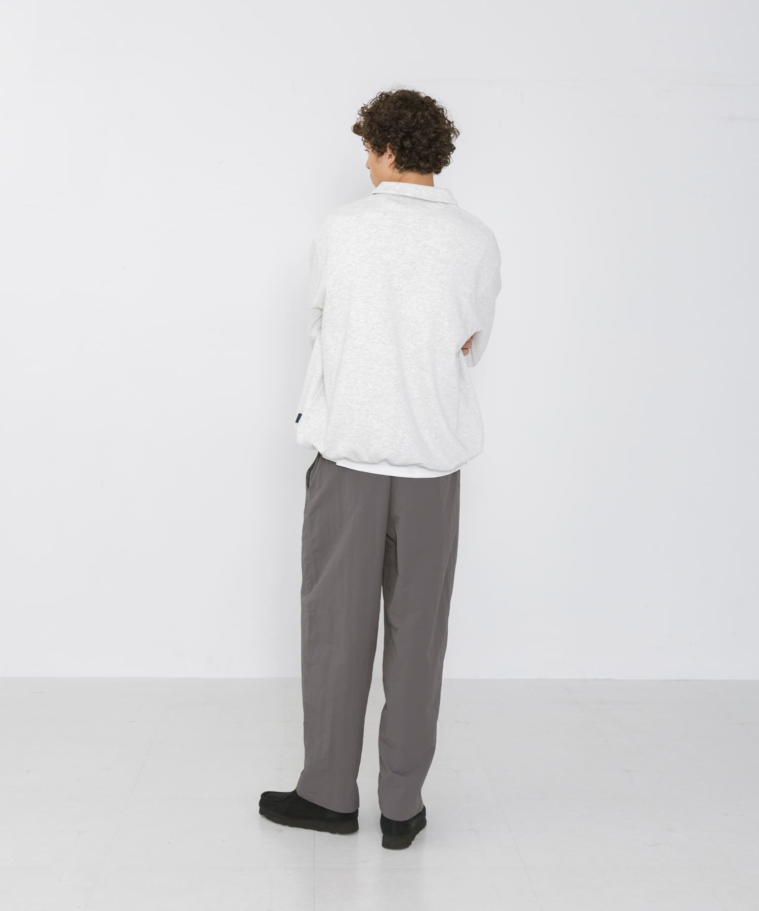 グレー