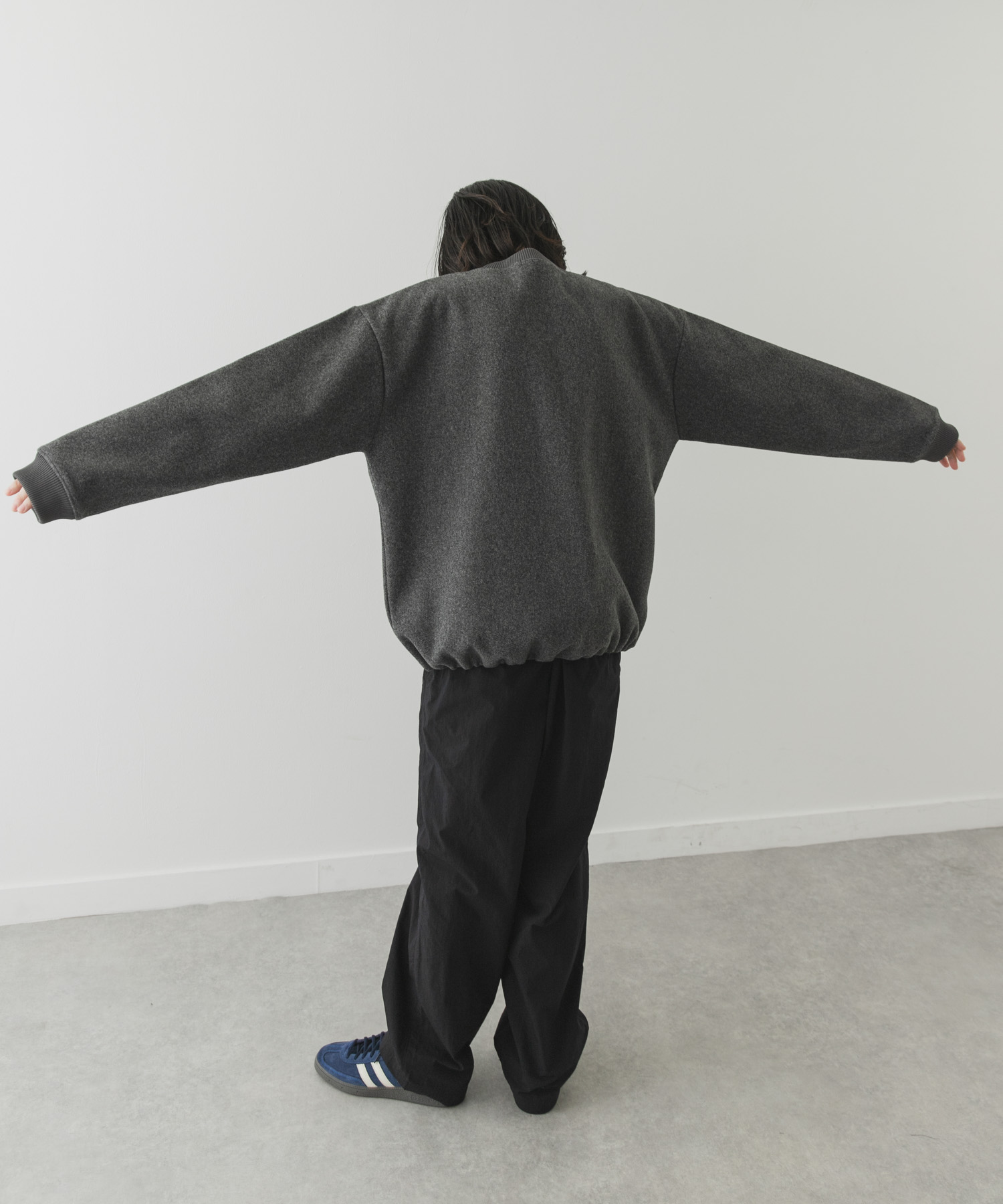 グレー