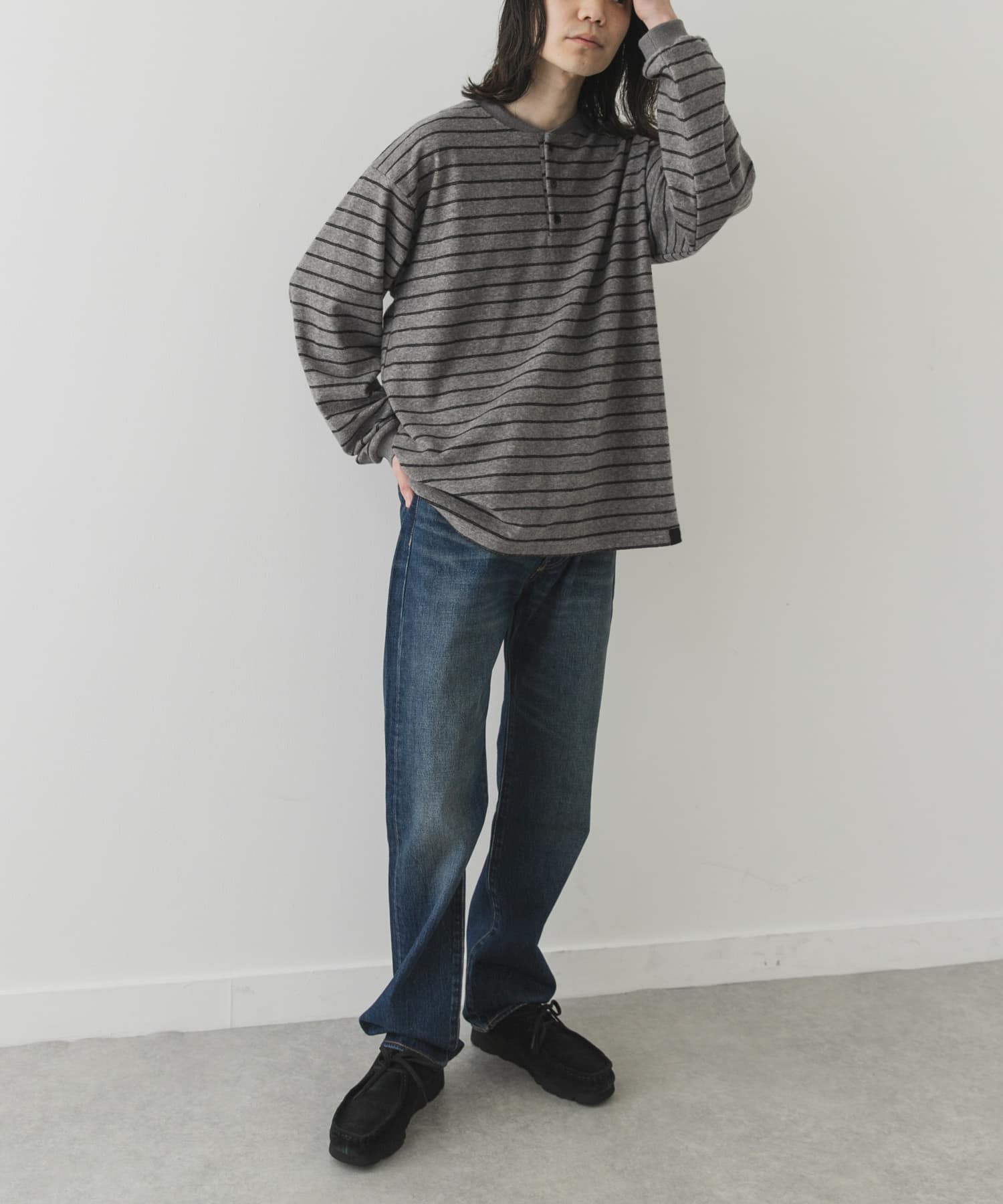 グレー