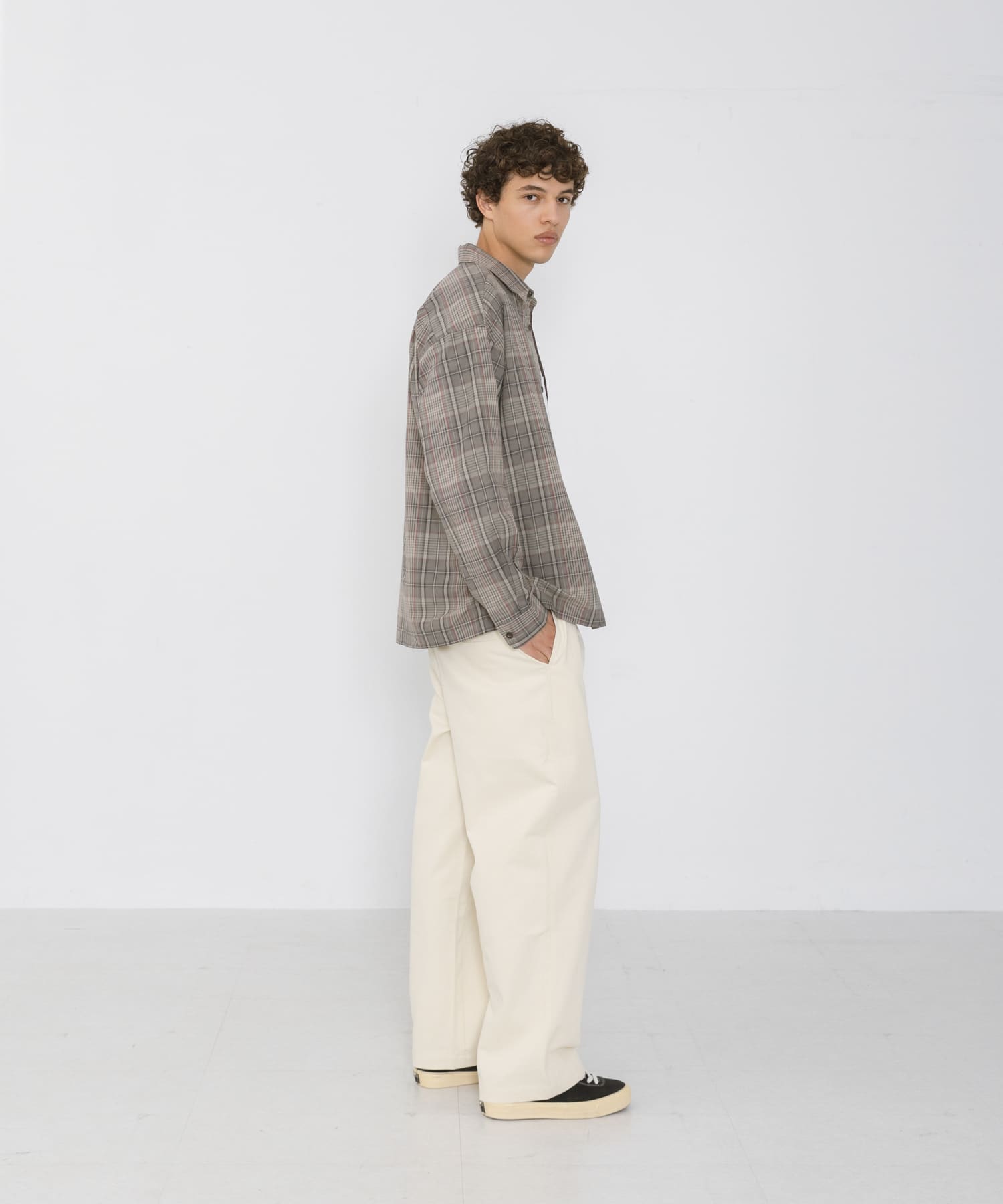 カーキ系
