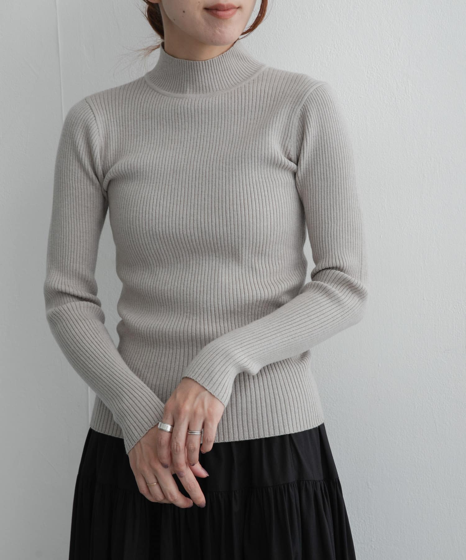 グレー