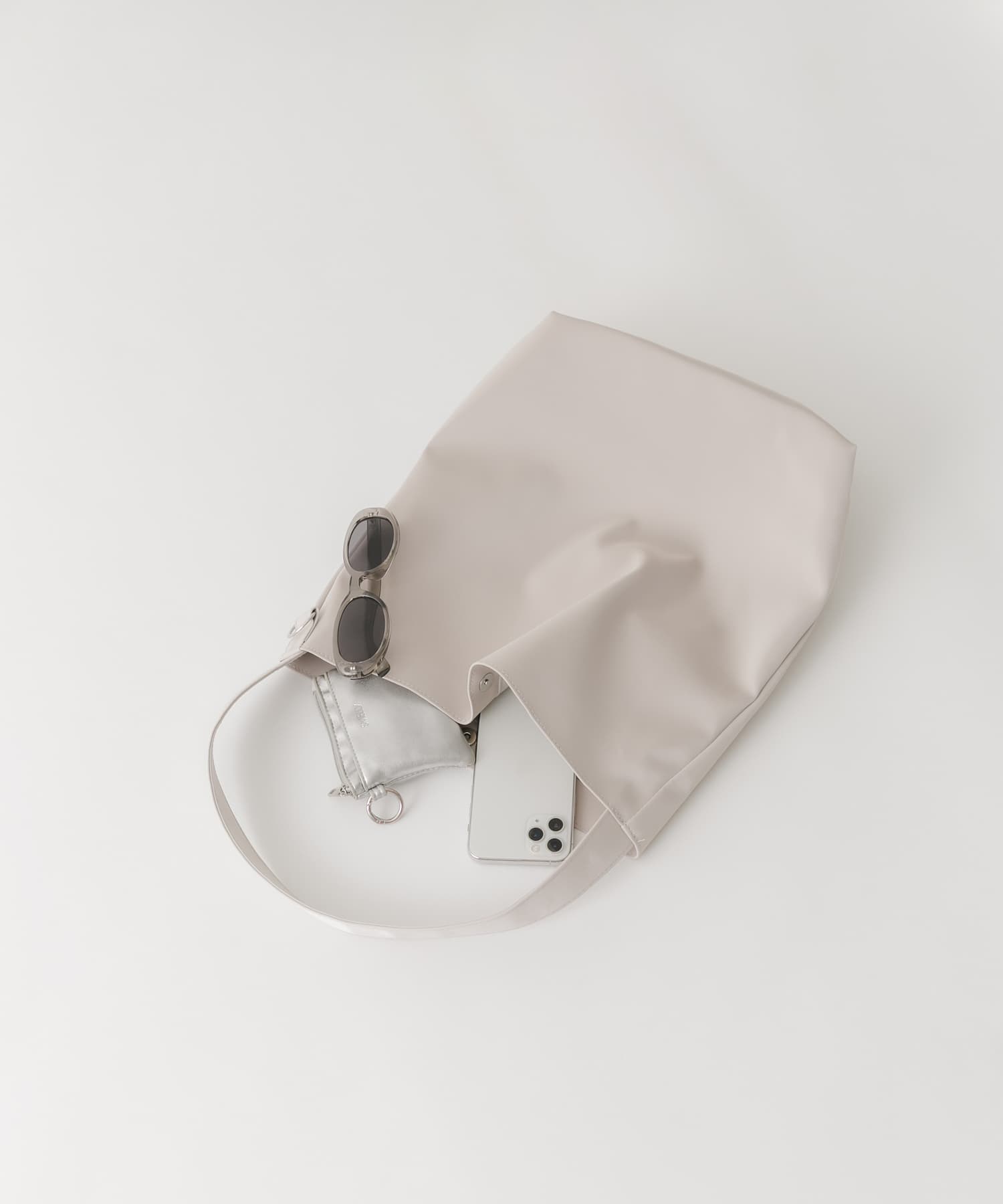 シャイニーワンハンドルバッグ IVO -