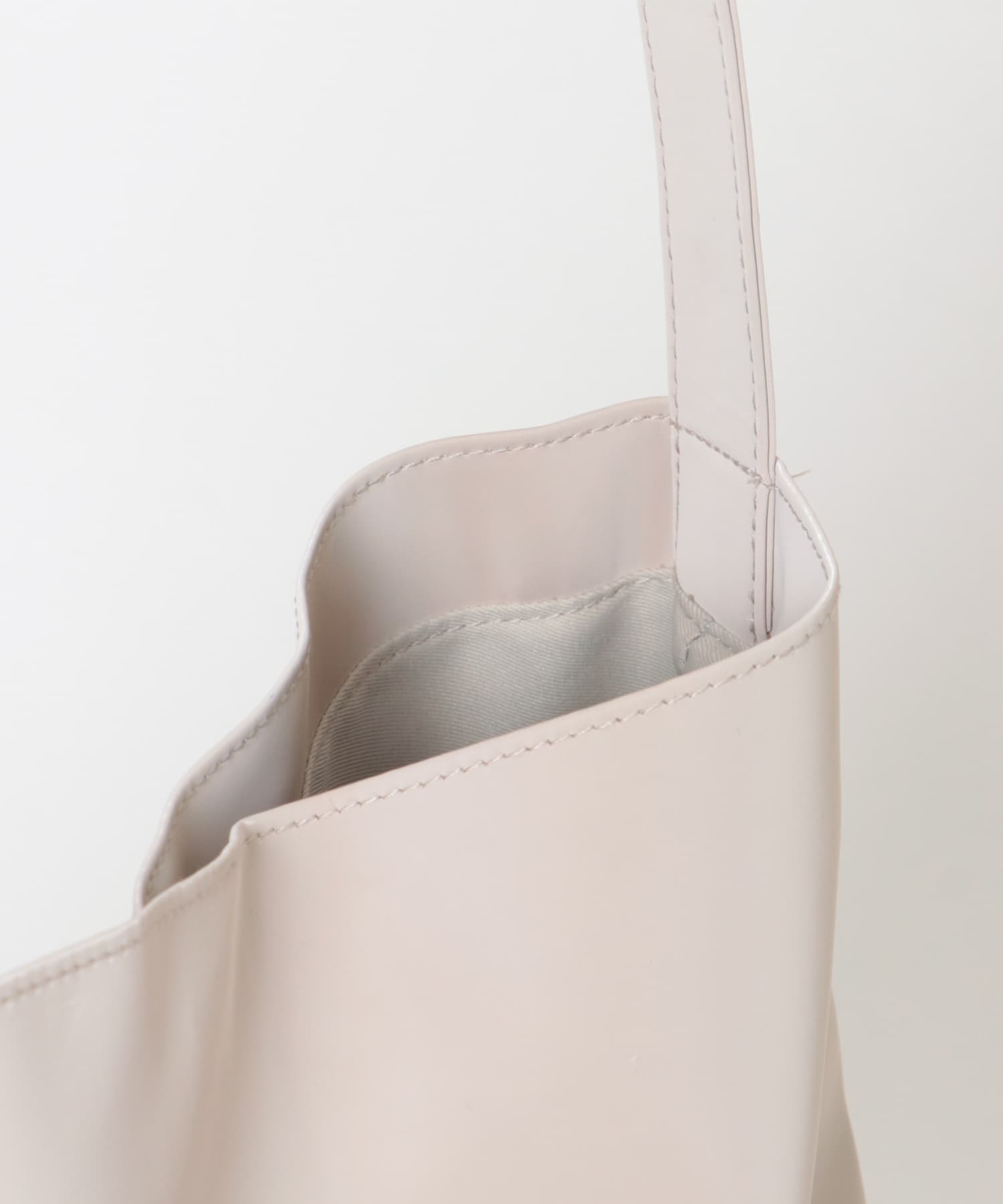 シャイニーワンハンドルバッグ IVO -