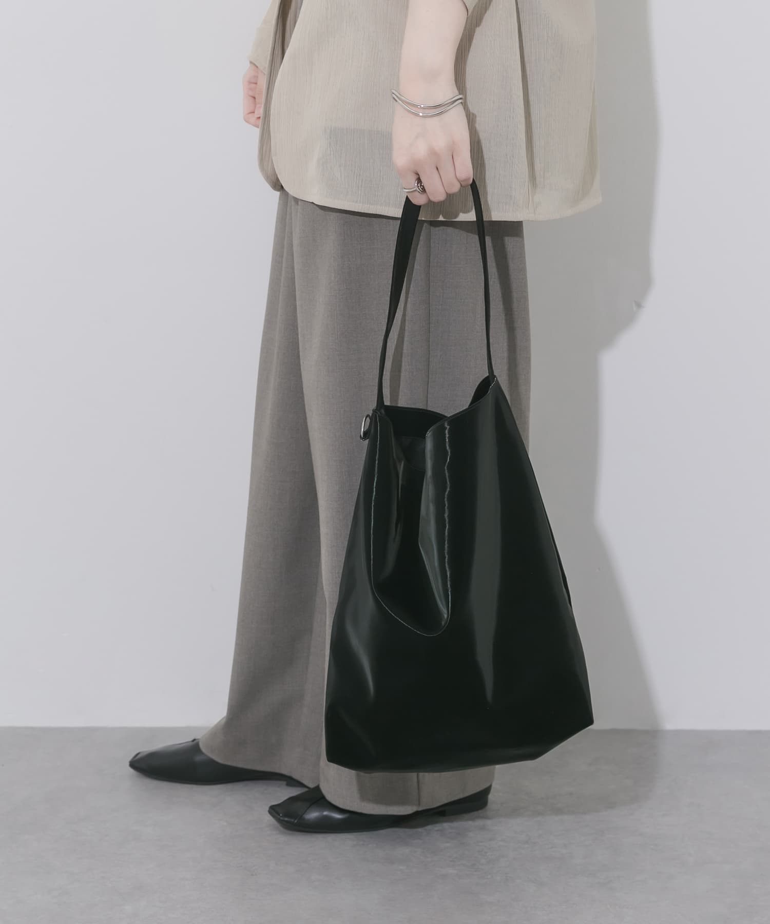 シャイニーワンハンドルバッグ BLK -