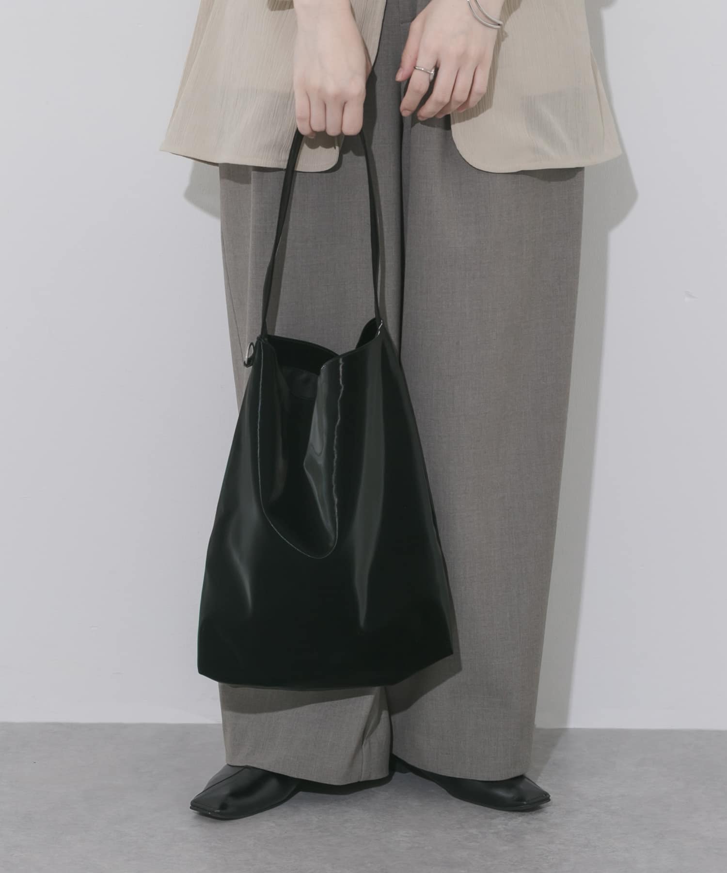 シャイニーワンハンドルバッグ BLK -