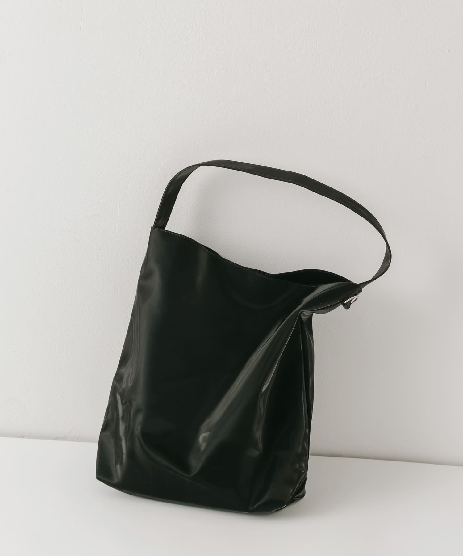 シャイニーワンハンドルバッグ BLK -