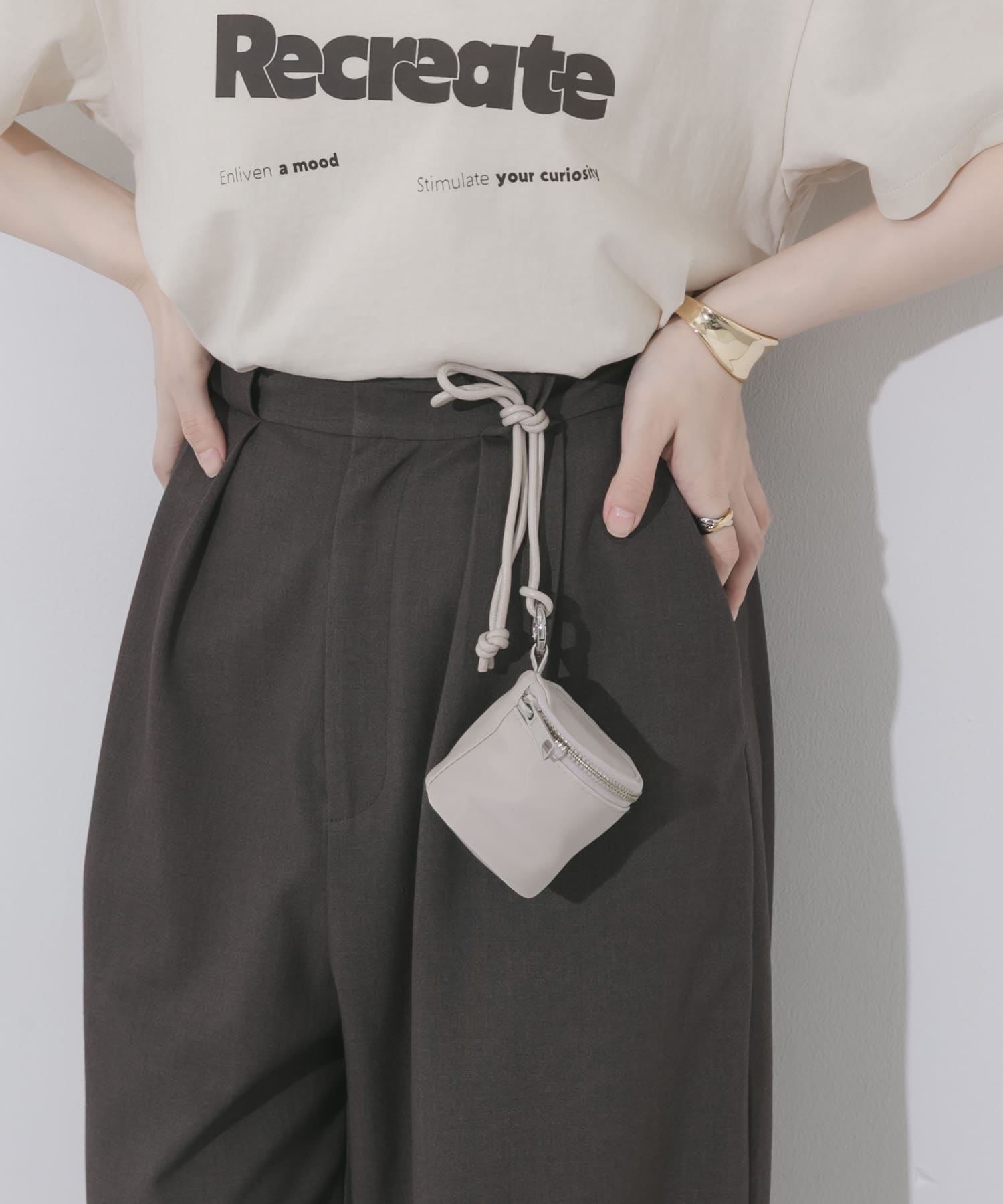 シャイニーネックポーチ IVO -