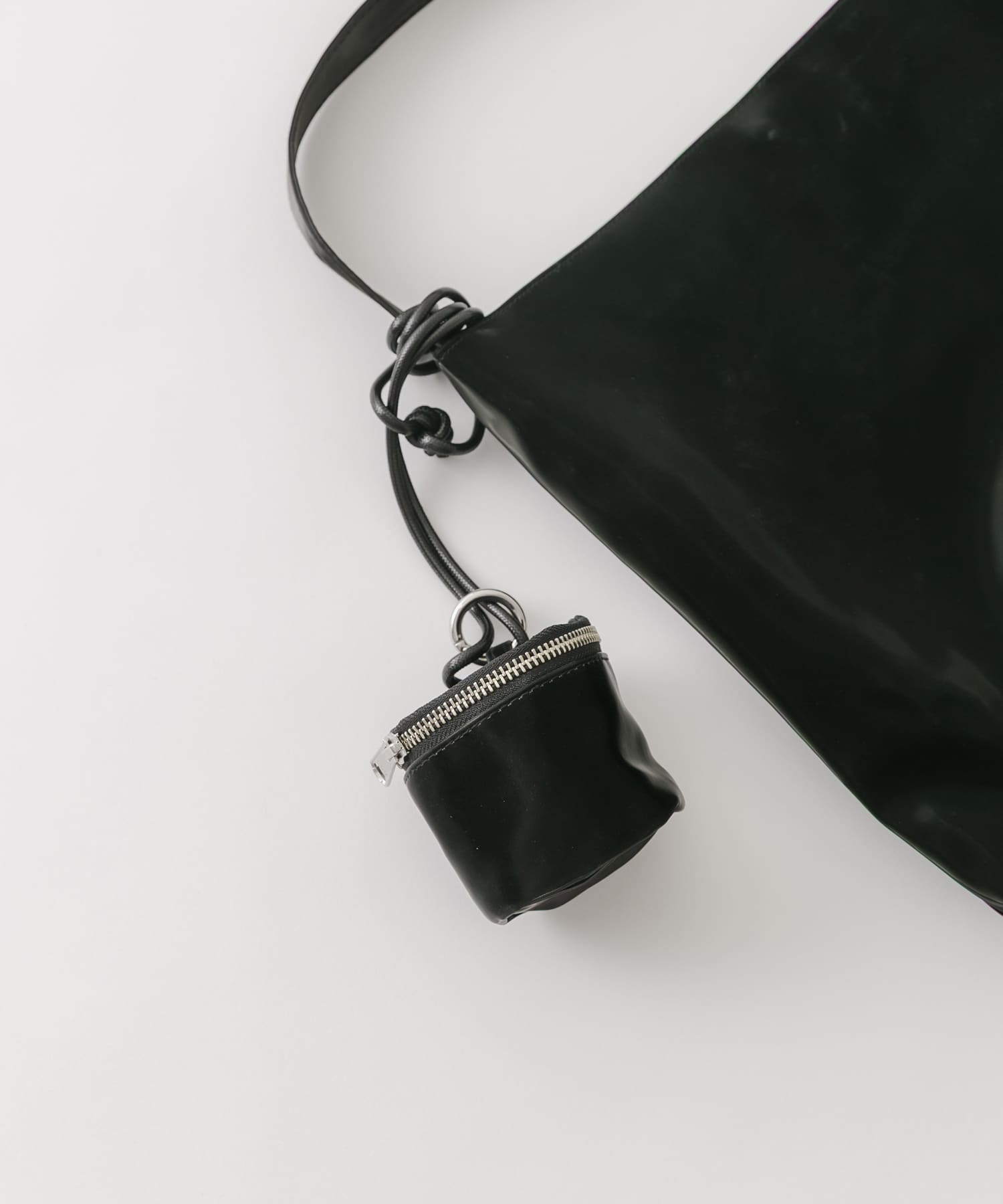 シャイニーネックポーチ BLK -