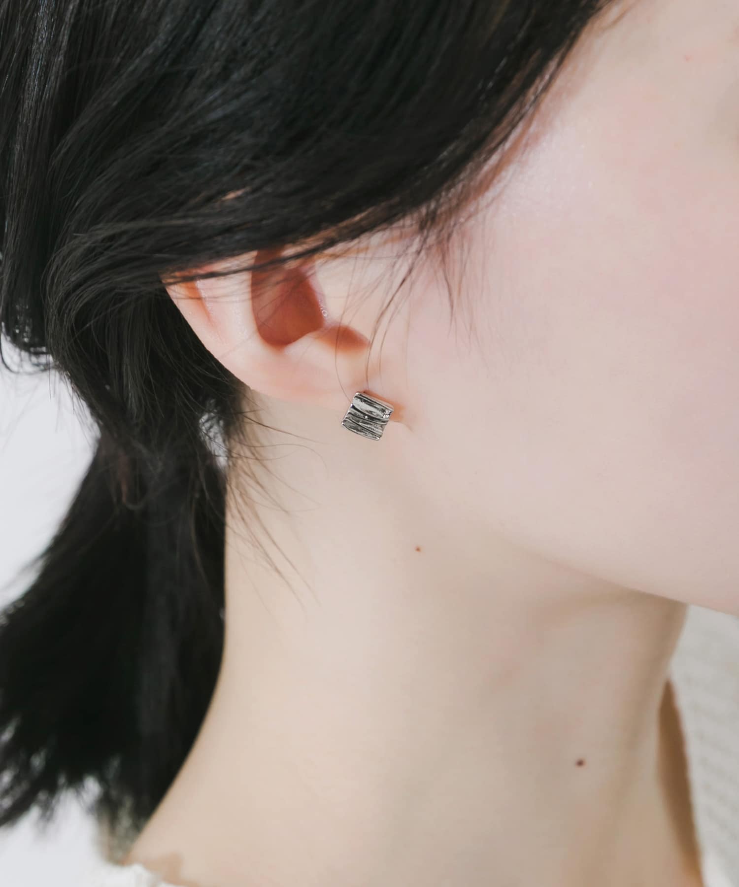 メタルスクエアミニピアス SLV -