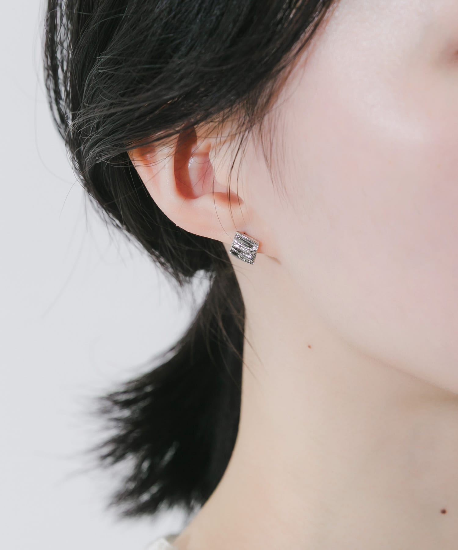 メタルスクエアミニピアス SLV -