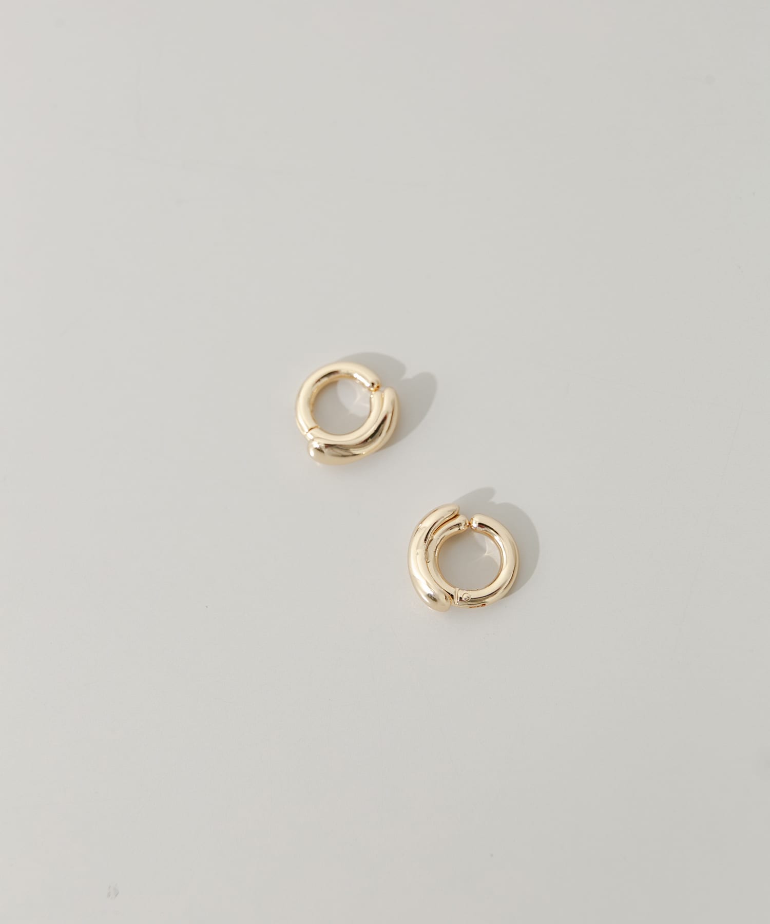 ニュアンスメタルワンタッチフープイヤリング GLD -