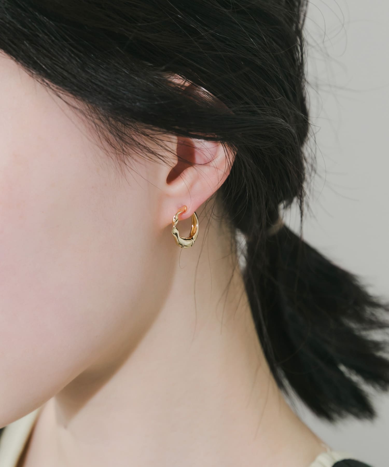 ニュアンスツイストワンタッチフープイヤリング(- GLD): アクセサリー