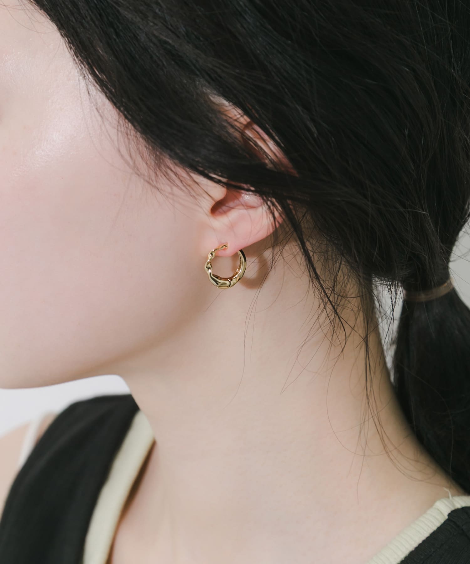 ニュアンスツイストワンタッチフープイヤリング GLD -