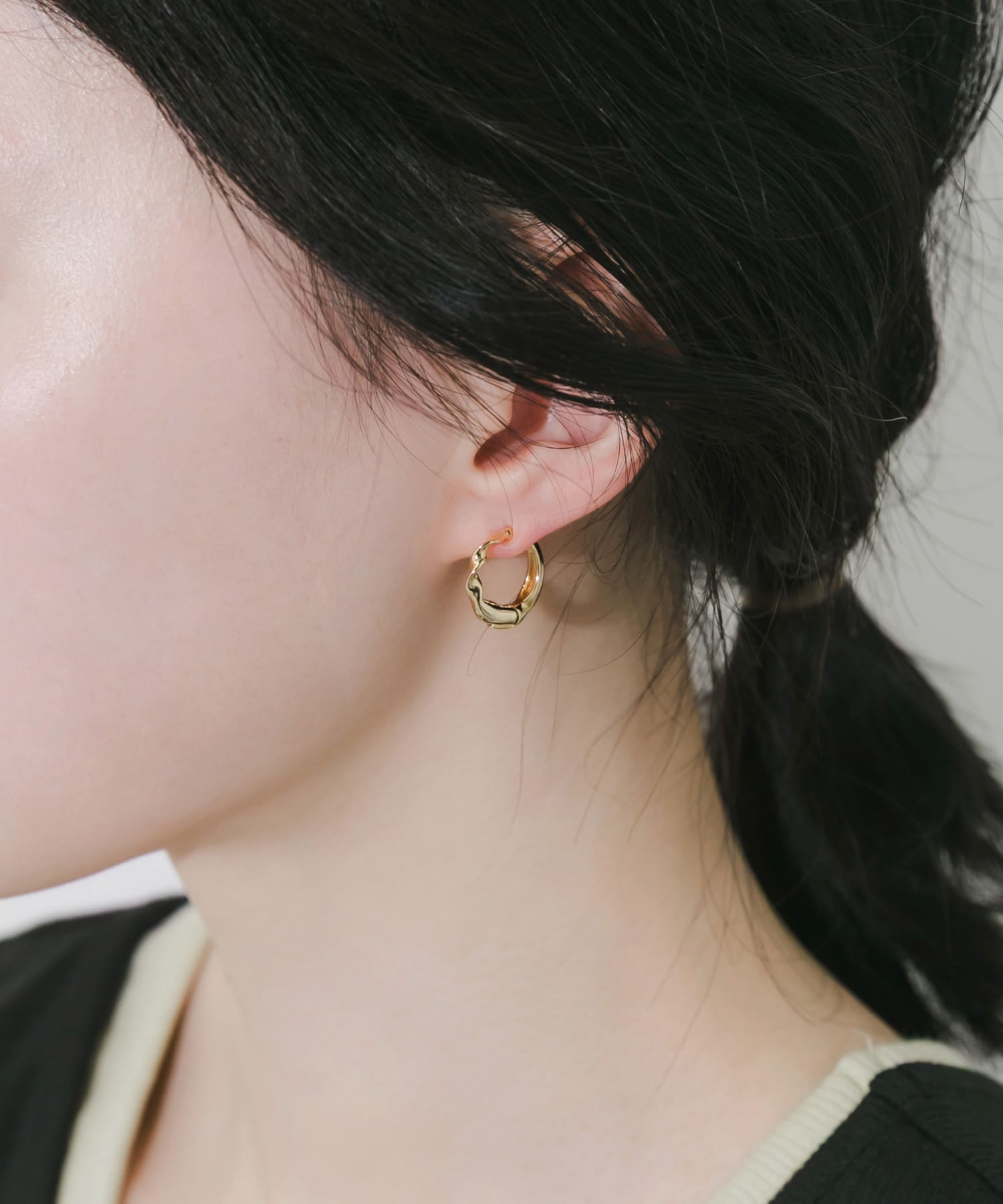 ニュアンスツイストワンタッチフープイヤリング GLD -