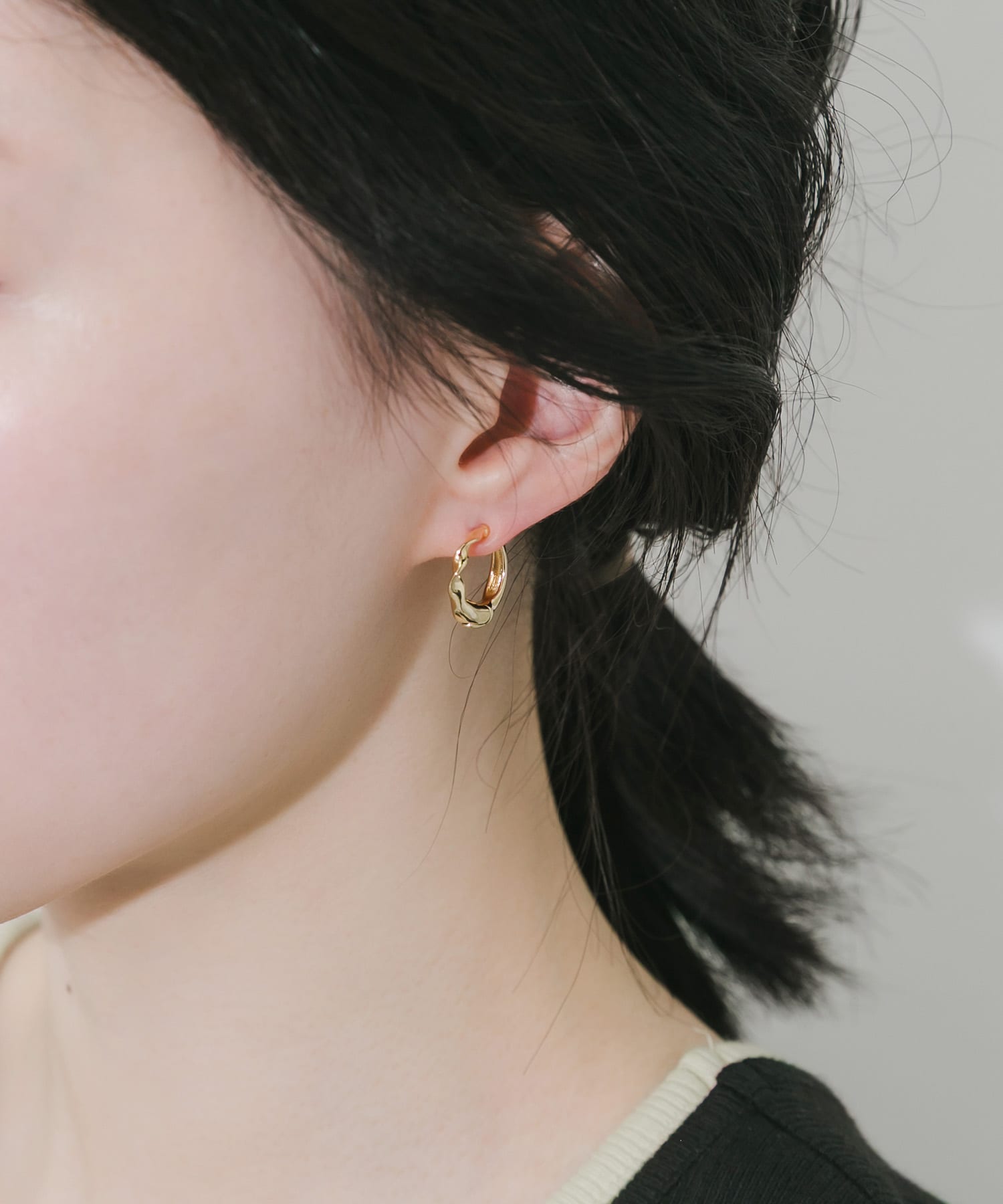 ニュアンスツイストワンタッチフープイヤリング GLD -