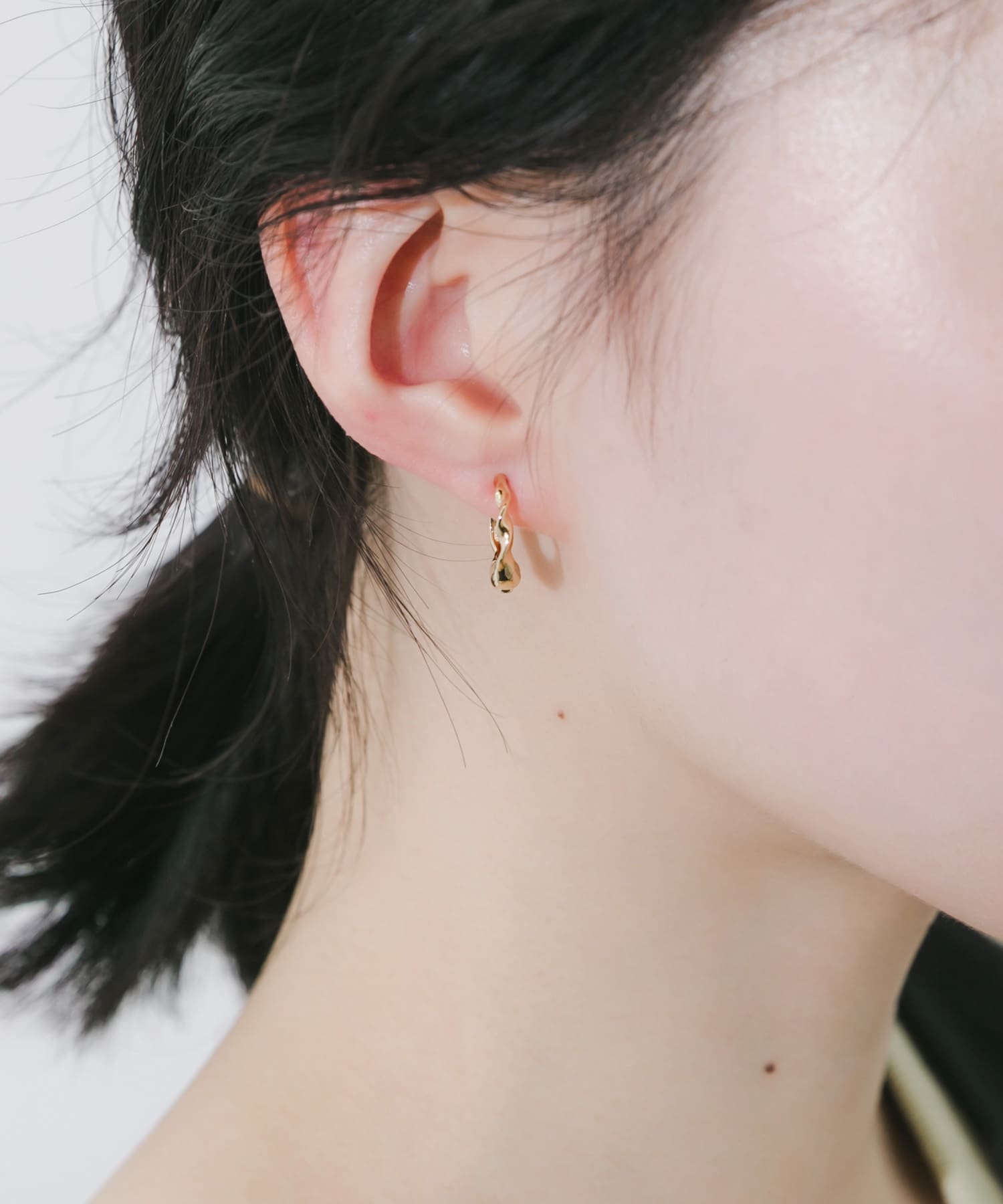 ニュアンスツイストワンタッチフープイヤリング GLD -