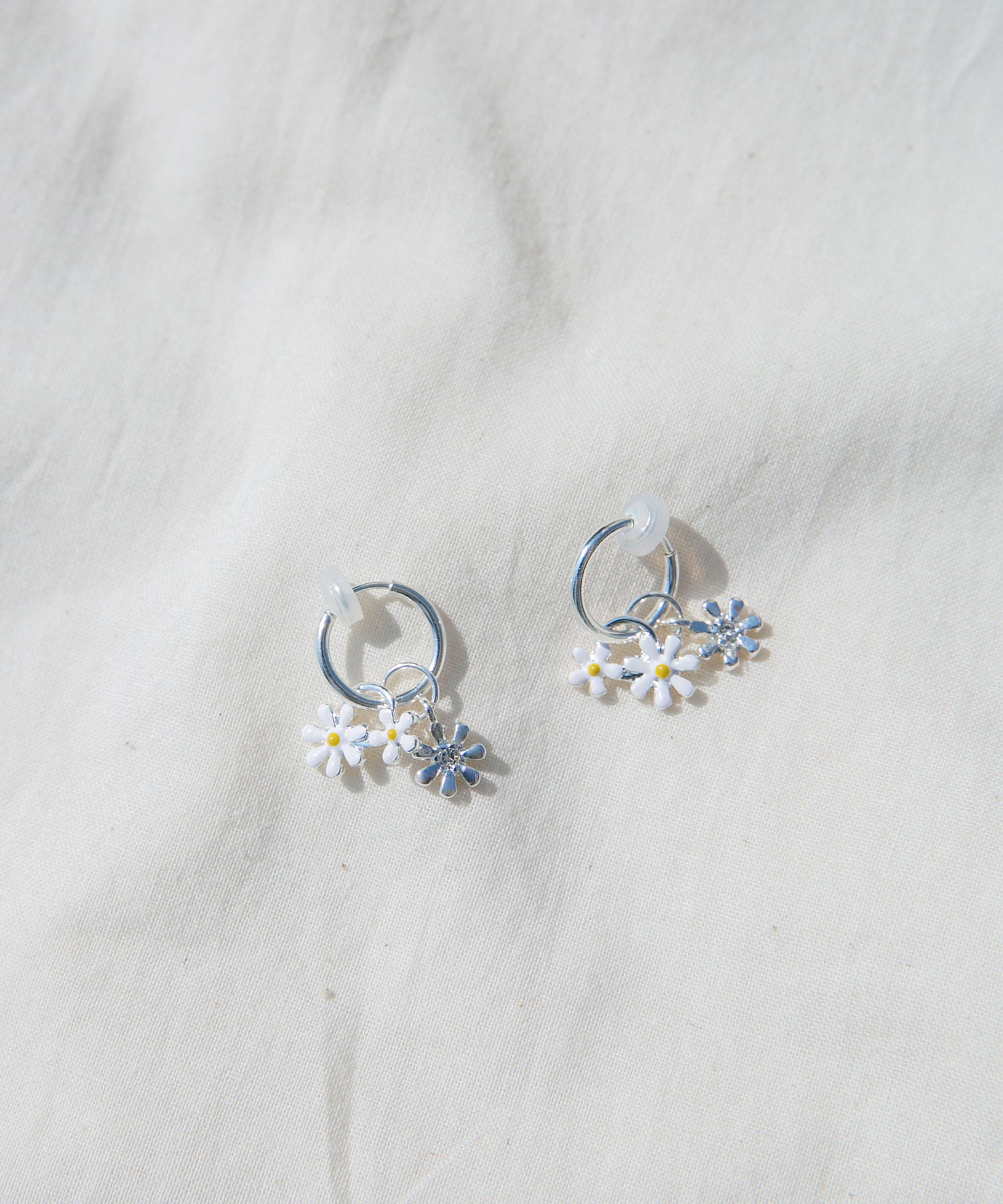 フラワーチャームフープイヤリング SV/WH -