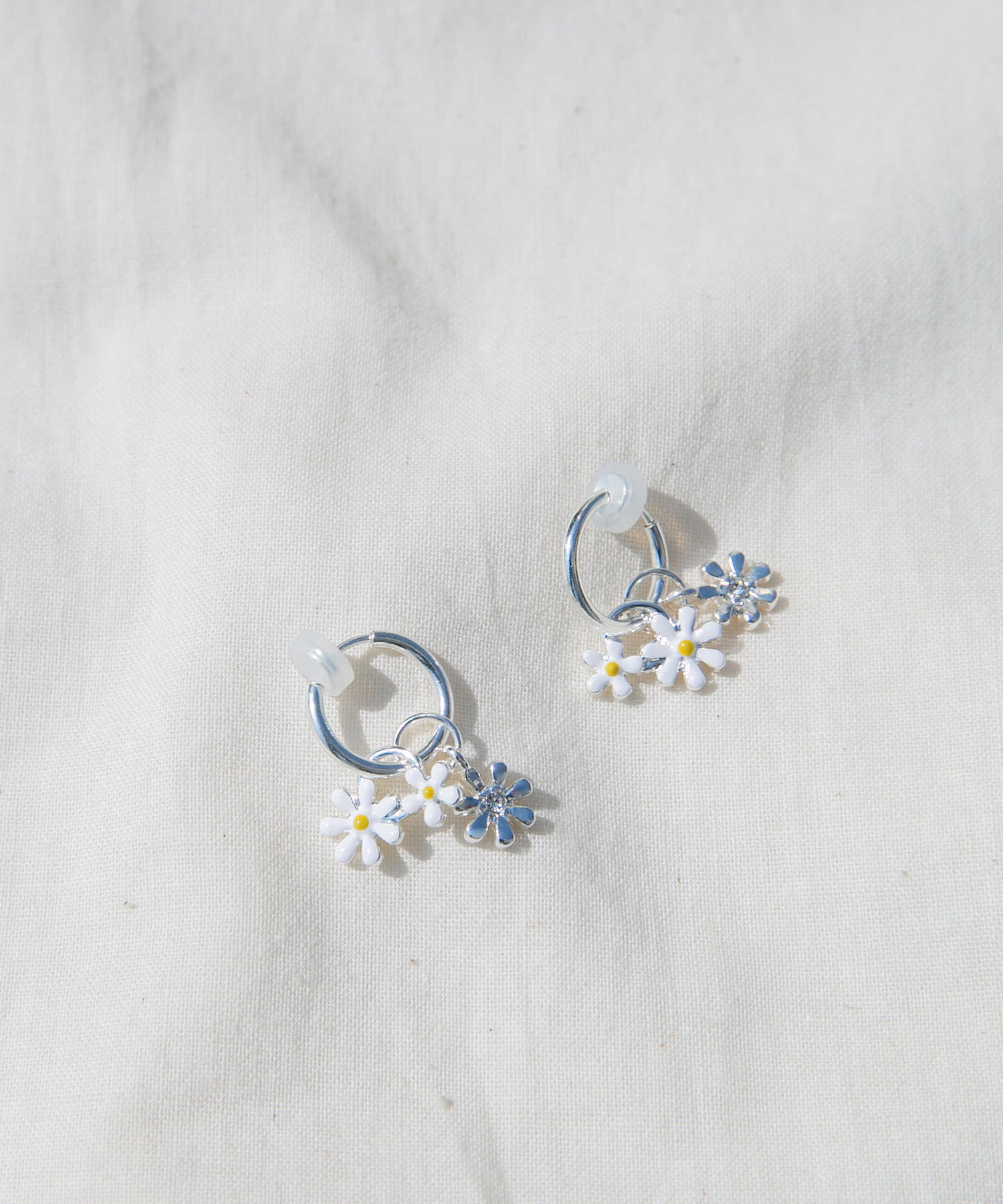 フラワーチャームフープイヤリング SV/WH -