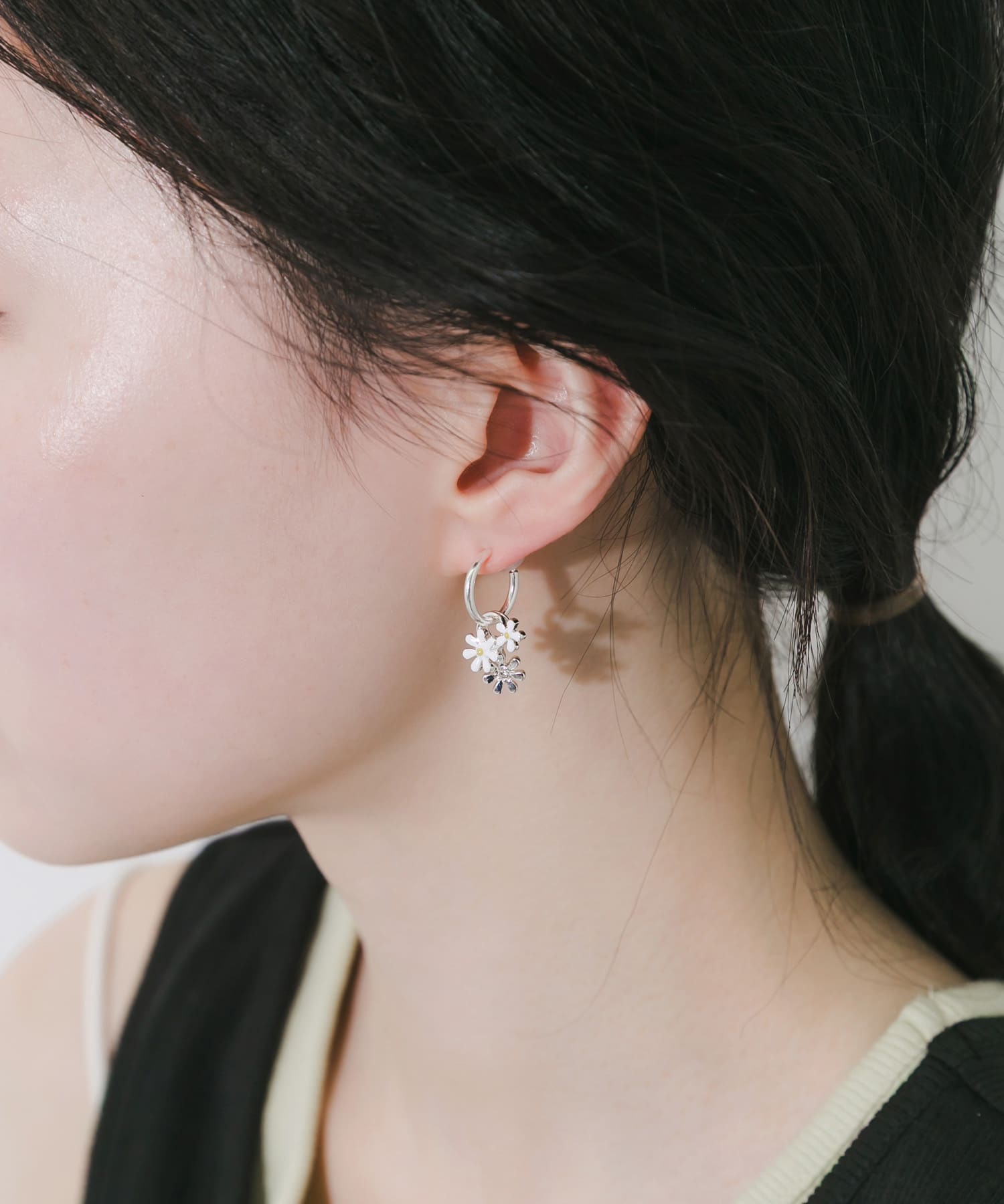 フラワーチャームフープイヤリング SV/WH -