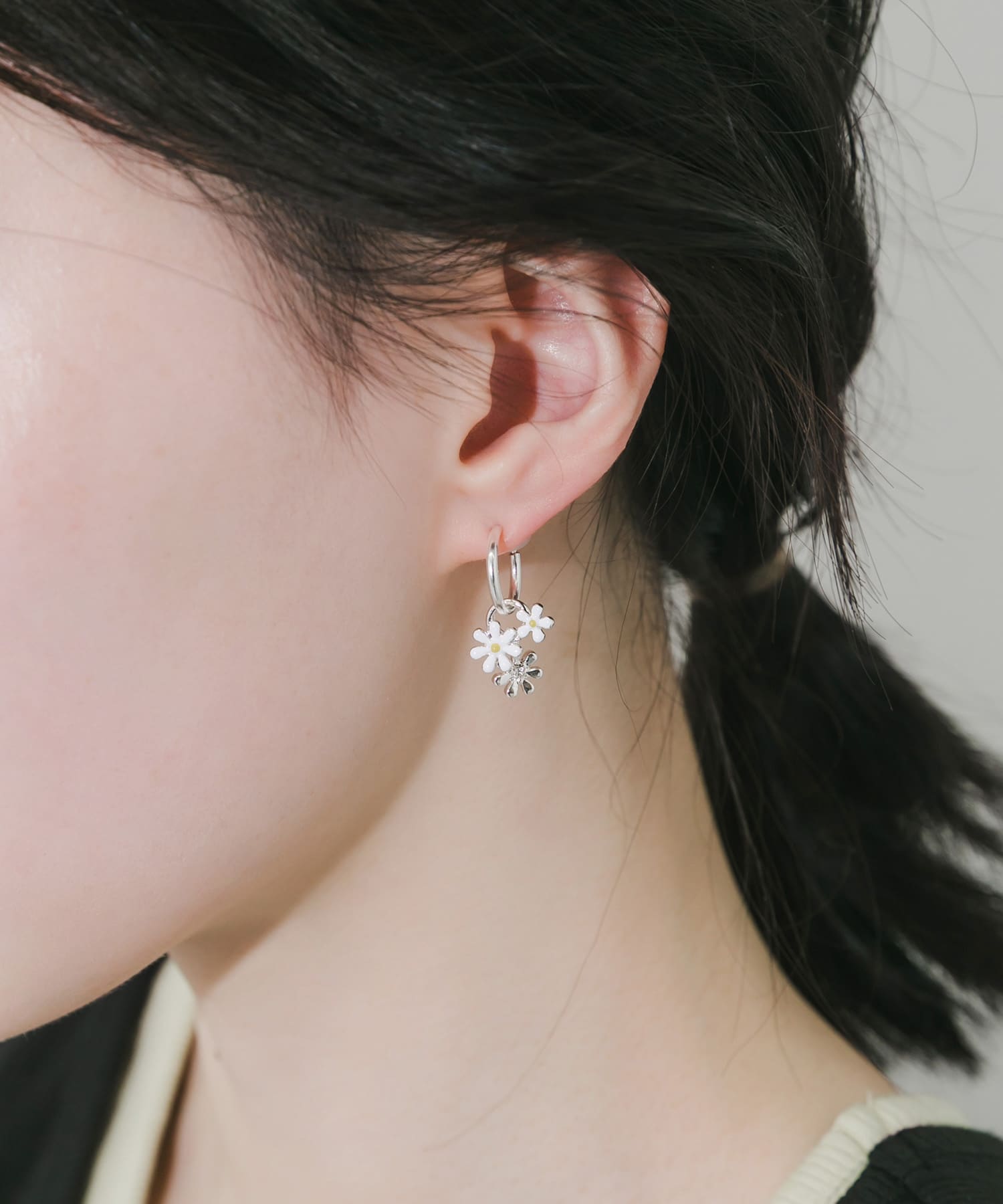 フラワーチャームフープイヤリング SV/WH -