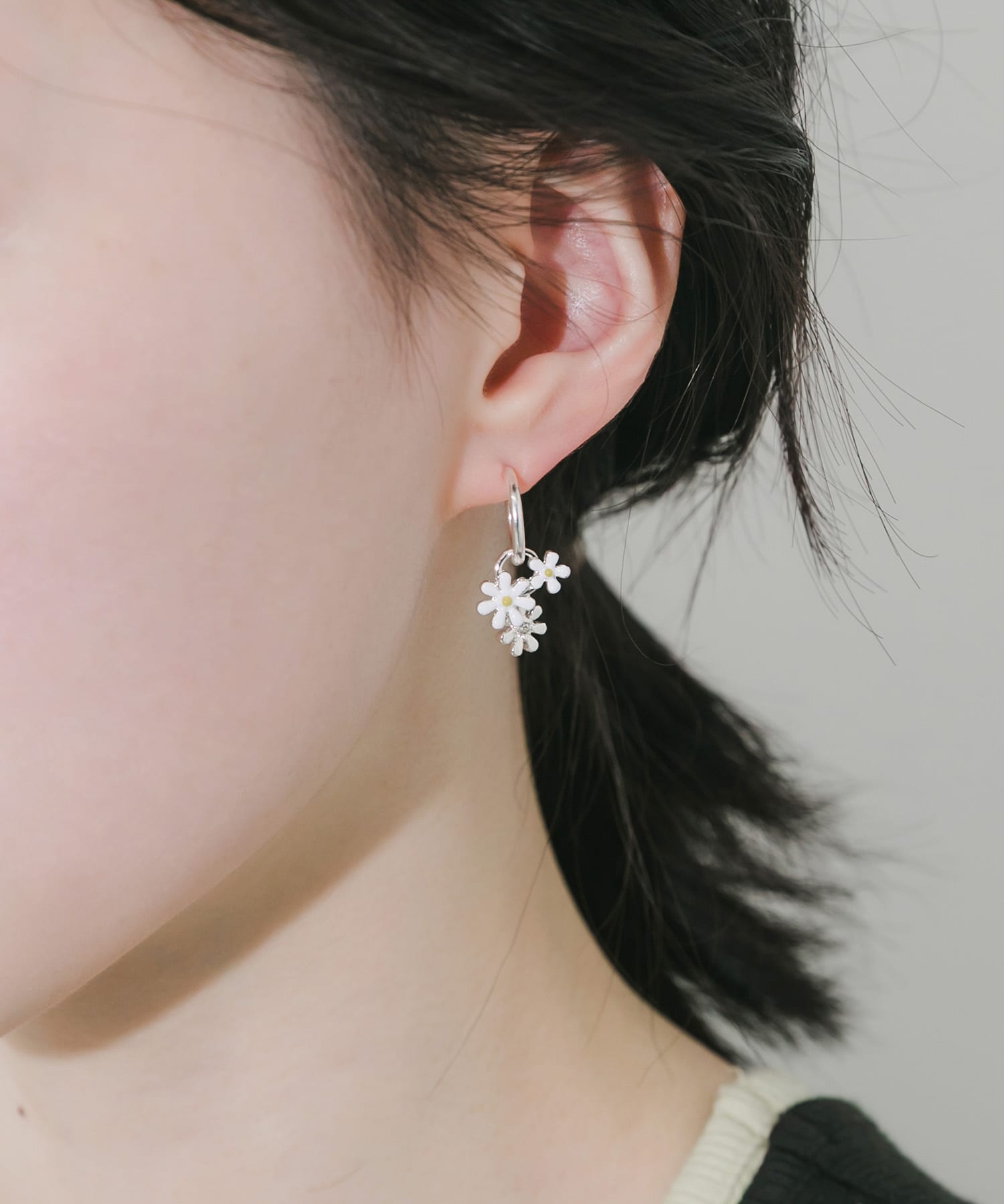 フラワーチャームフープイヤリング SV/WH -