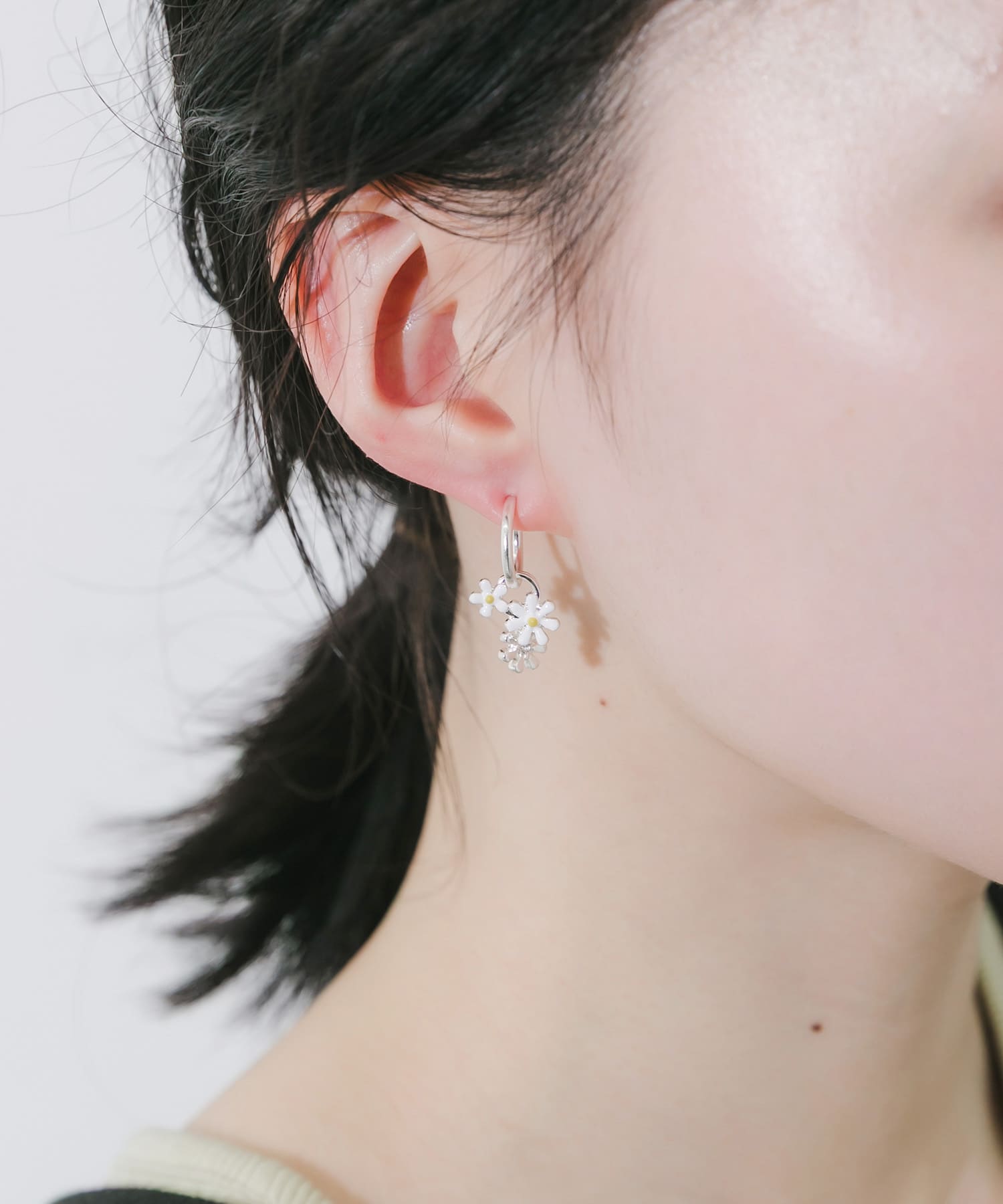 フラワーチャームフープイヤリング SV/WH -