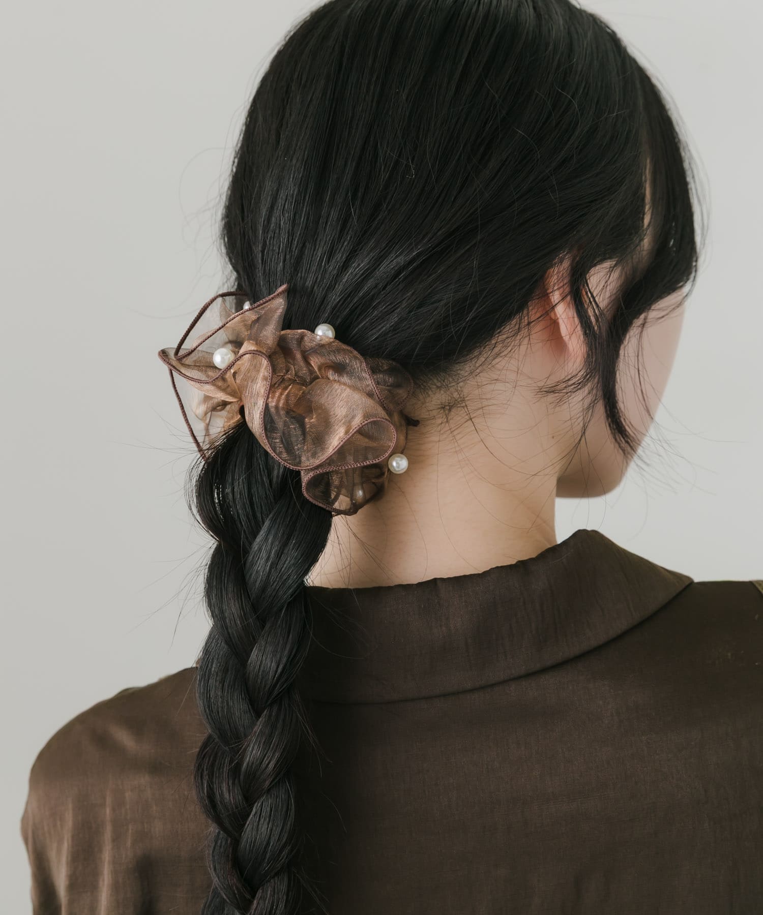 シアーフリルパールヘアカフ BRN -