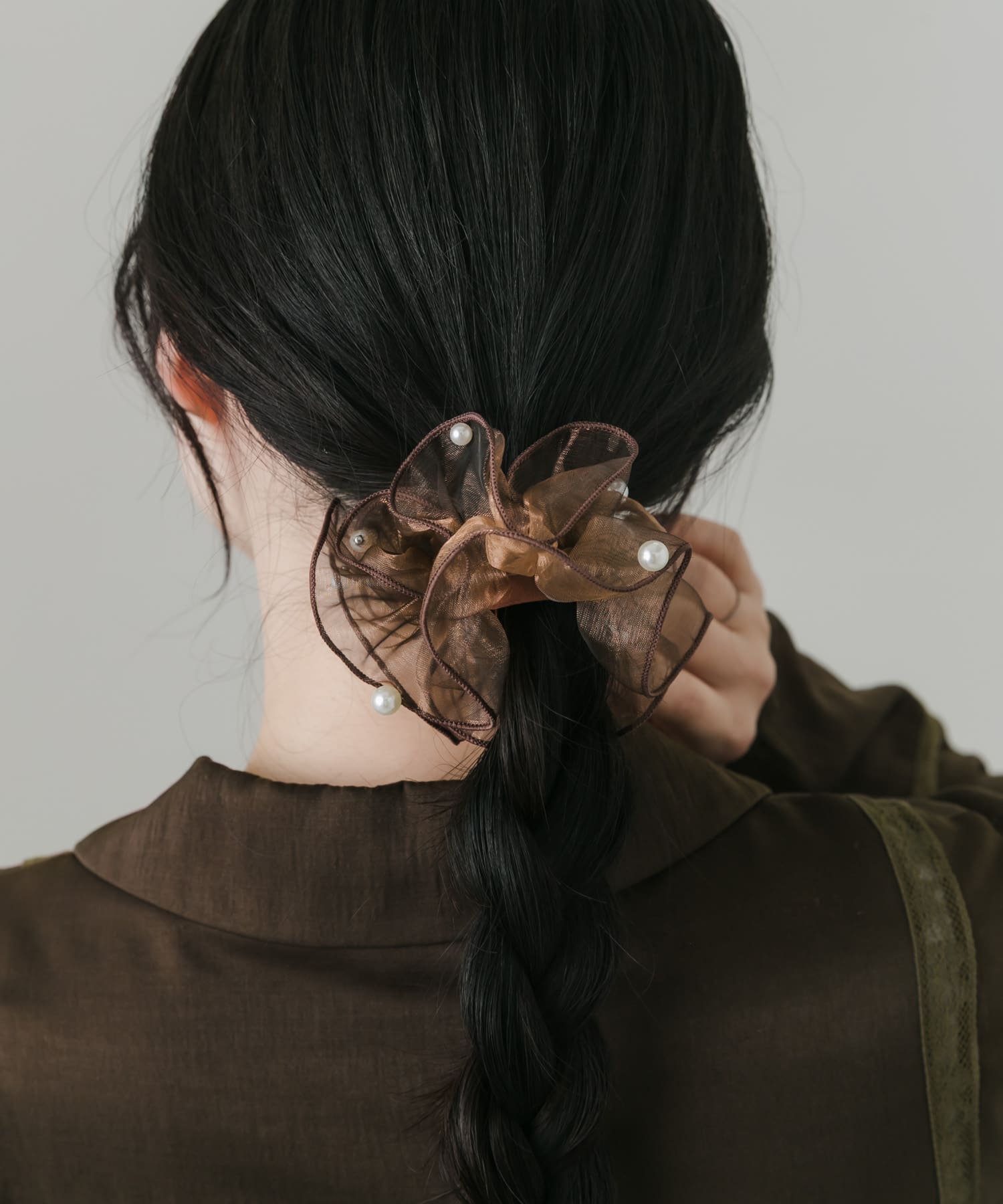 シアーフリルパールヘアカフ BRN -