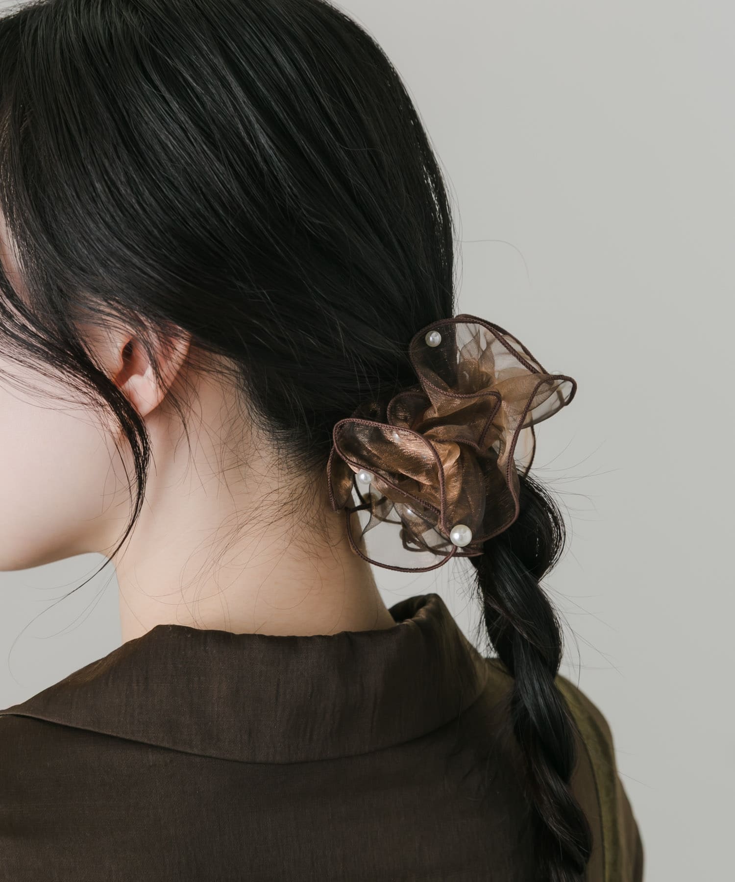 シアーフリルパールヘアカフ BRN -