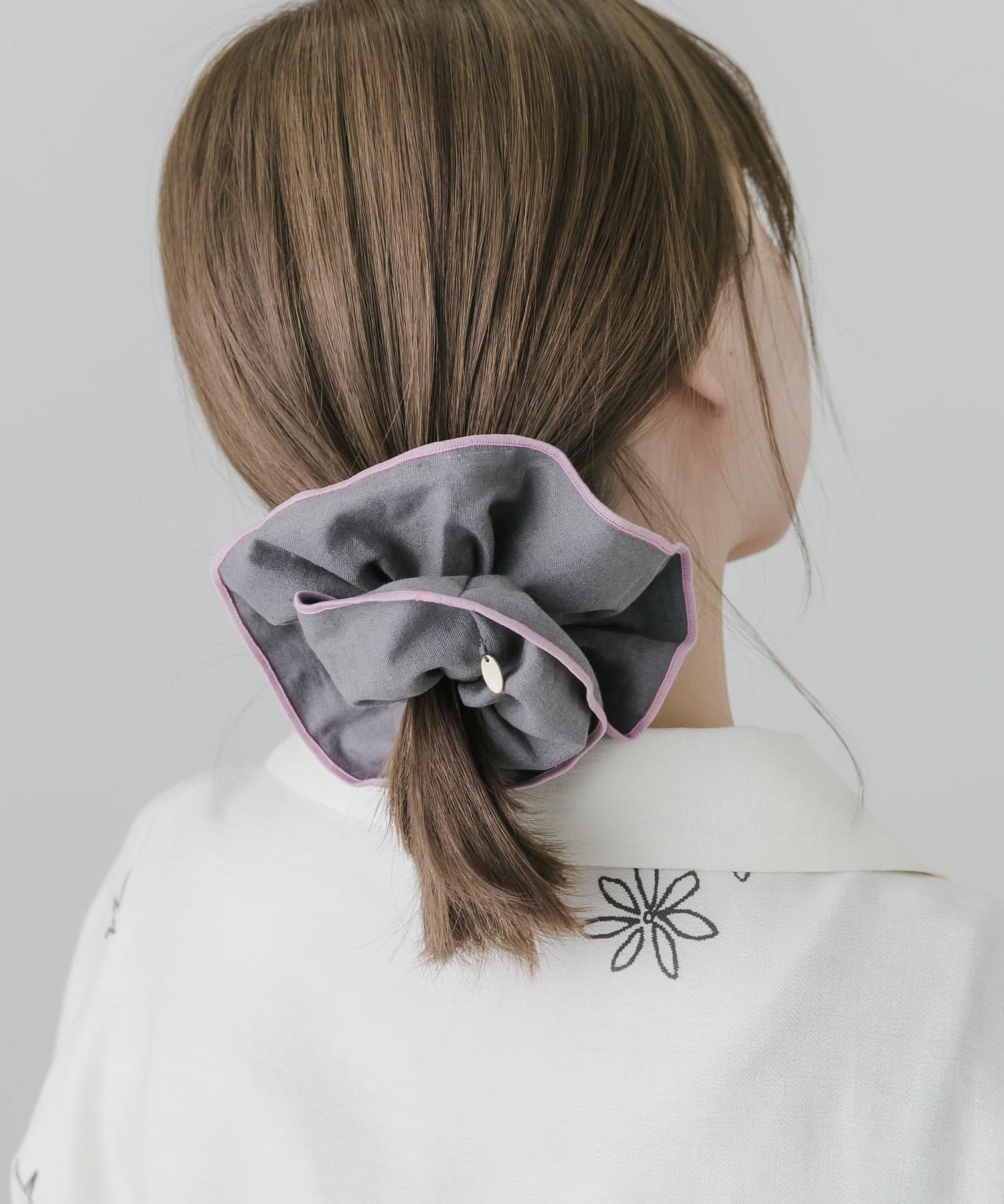 カラーパイピングボリュームシュシュ