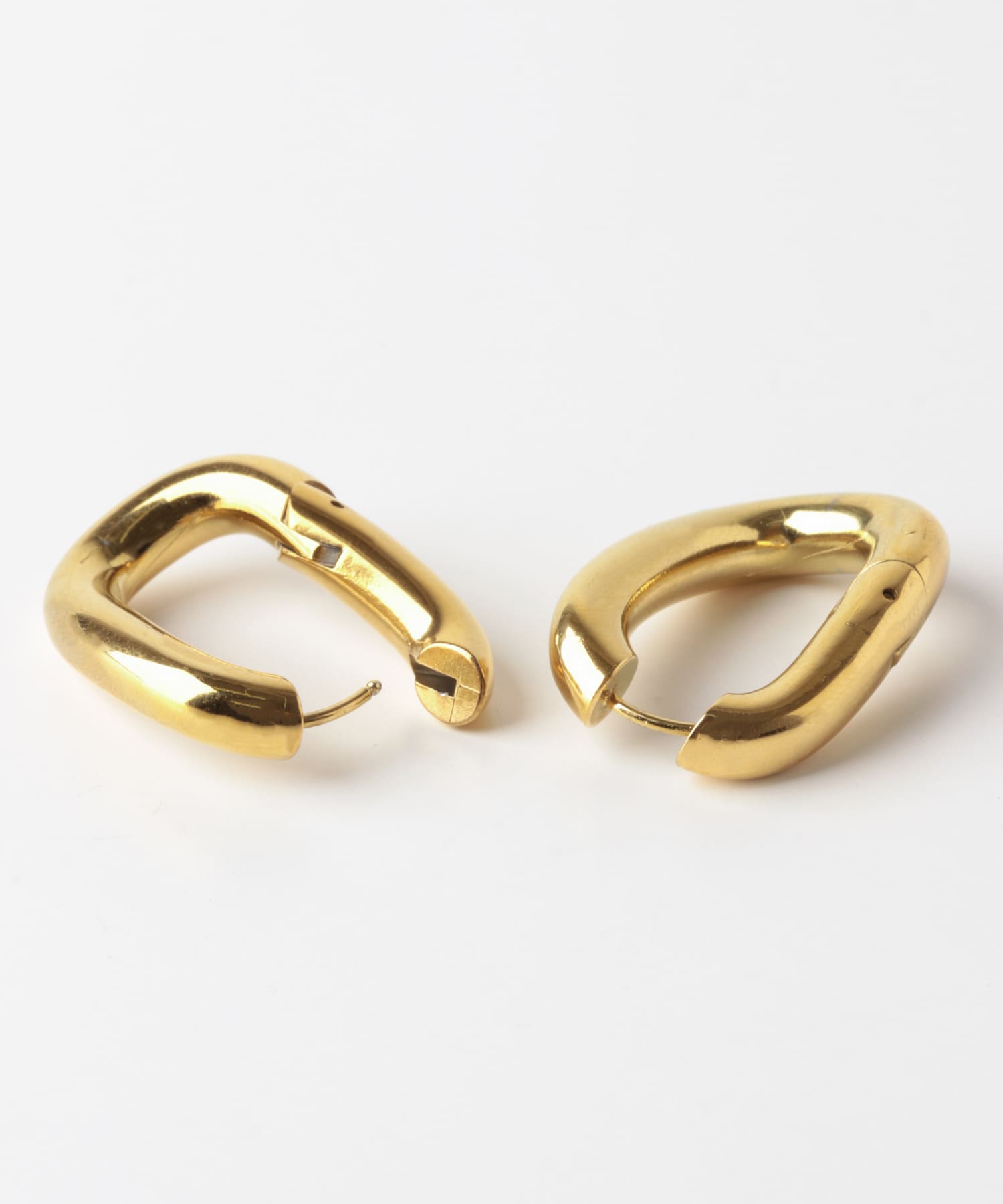 ステンレスニュアンスカーブボリュームピアス(- GLD): アクセサリー