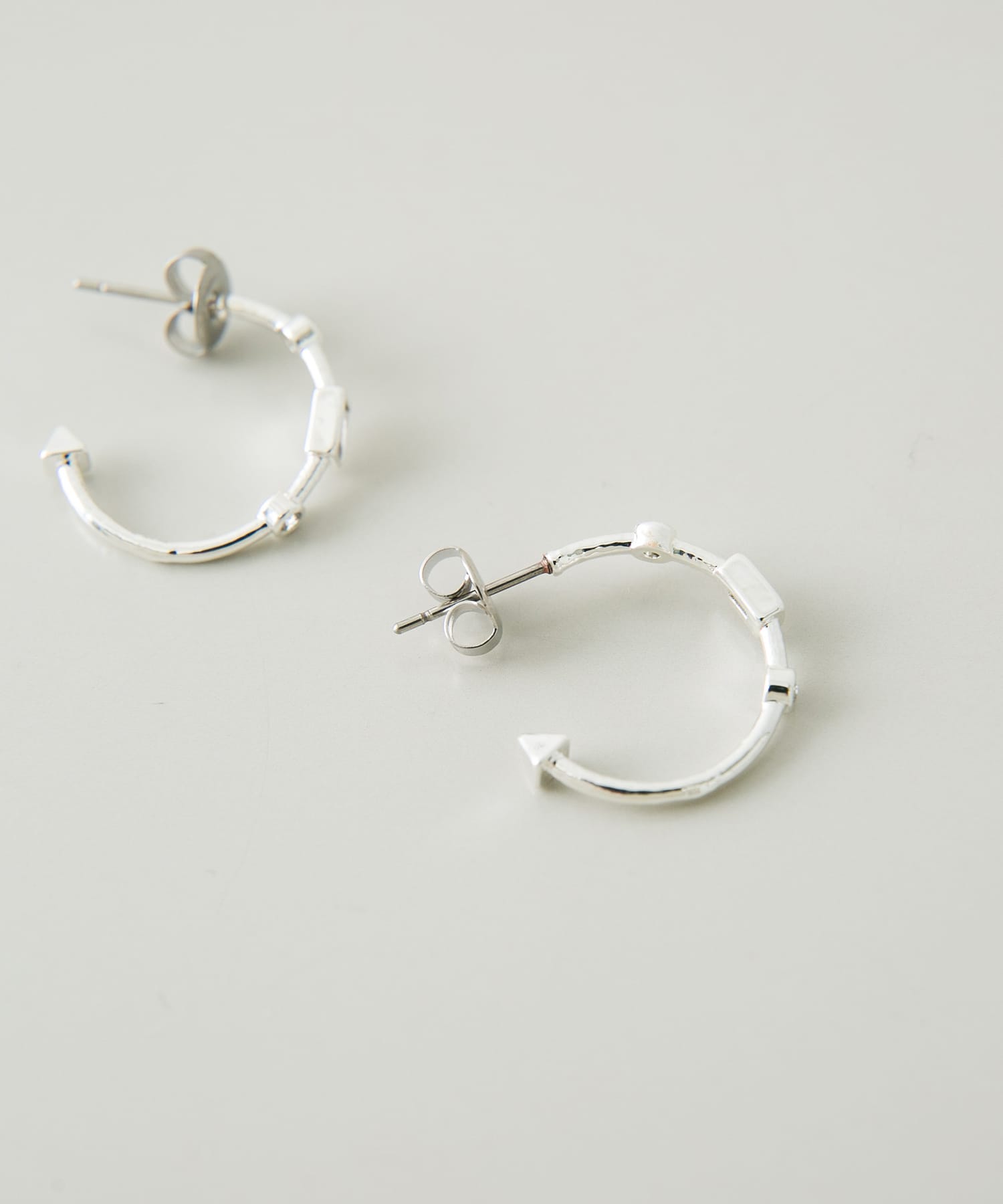 ジオメトリッククリアビジューフープピアス(- SV/CL): アクセサリー