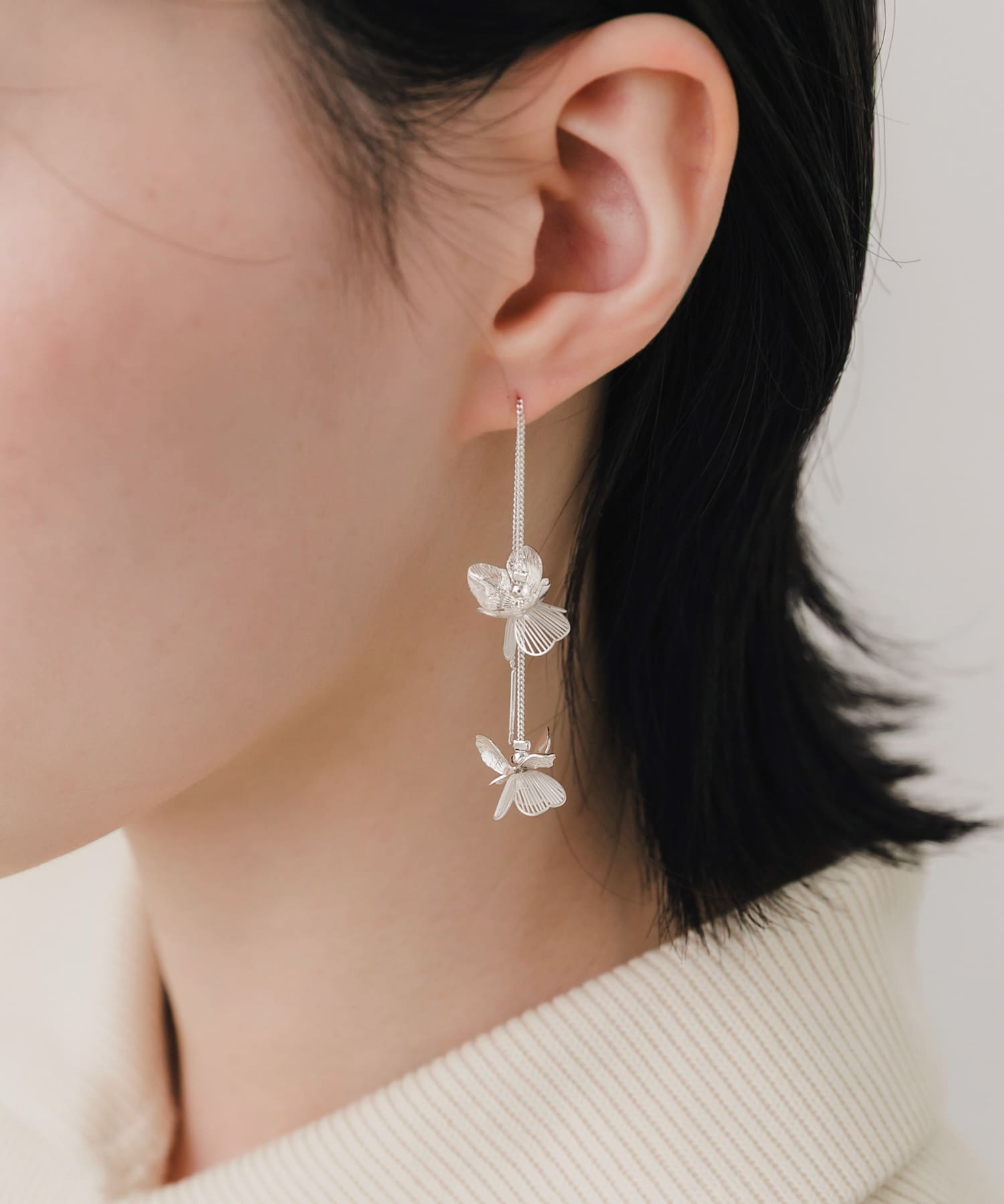 メタルフラワーロングチェーンピアス(- SV/WH): アクセサリー｜URBAN