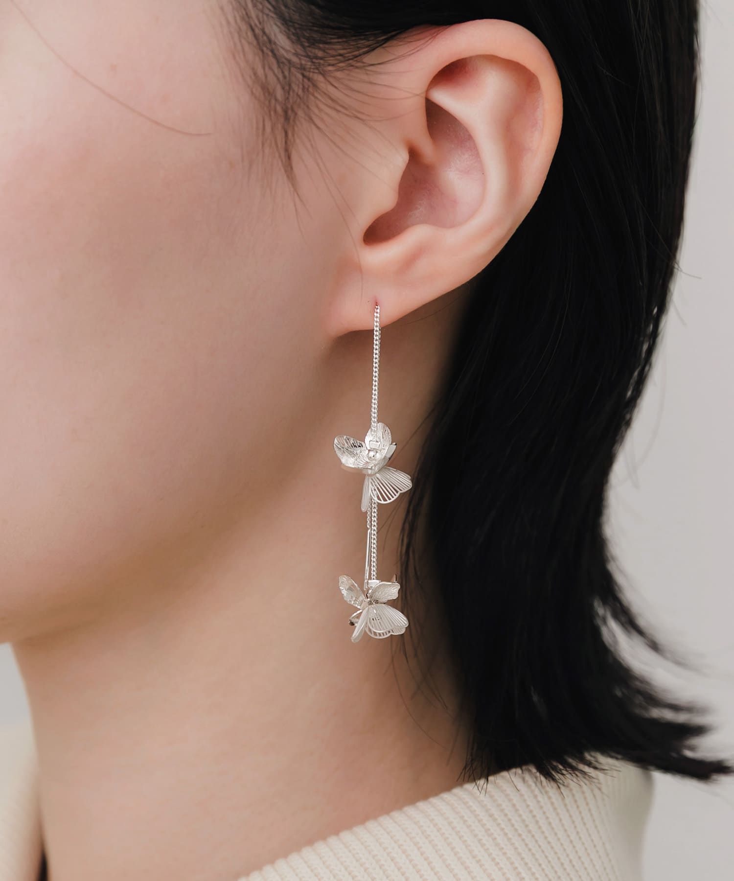 メタルフラワーロングチェーンピアス(- SV/WH): アクセサリー｜URBAN