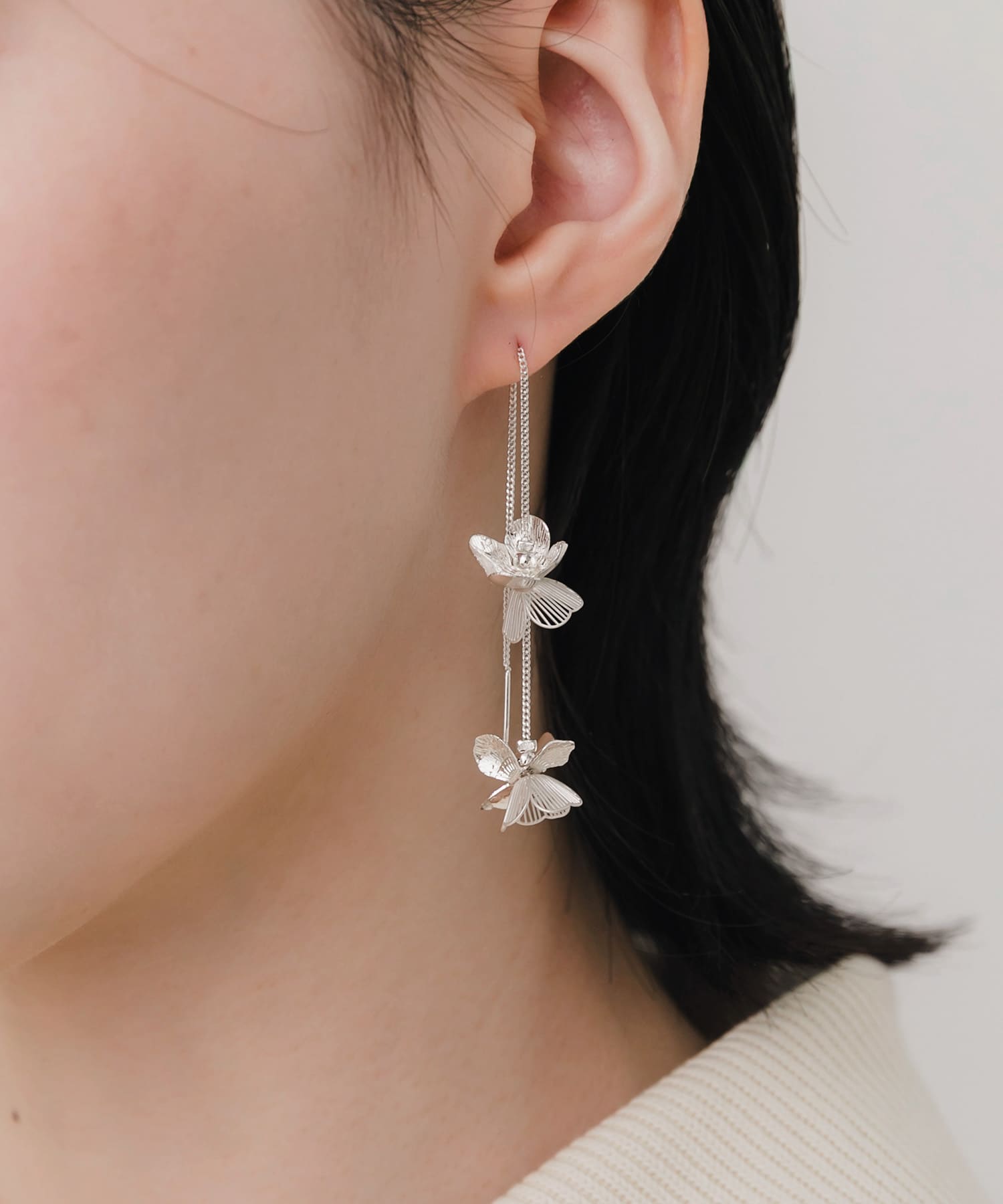 メタルフラワーロングチェーンピアス(- SV/WH): アクセサリー｜URBAN