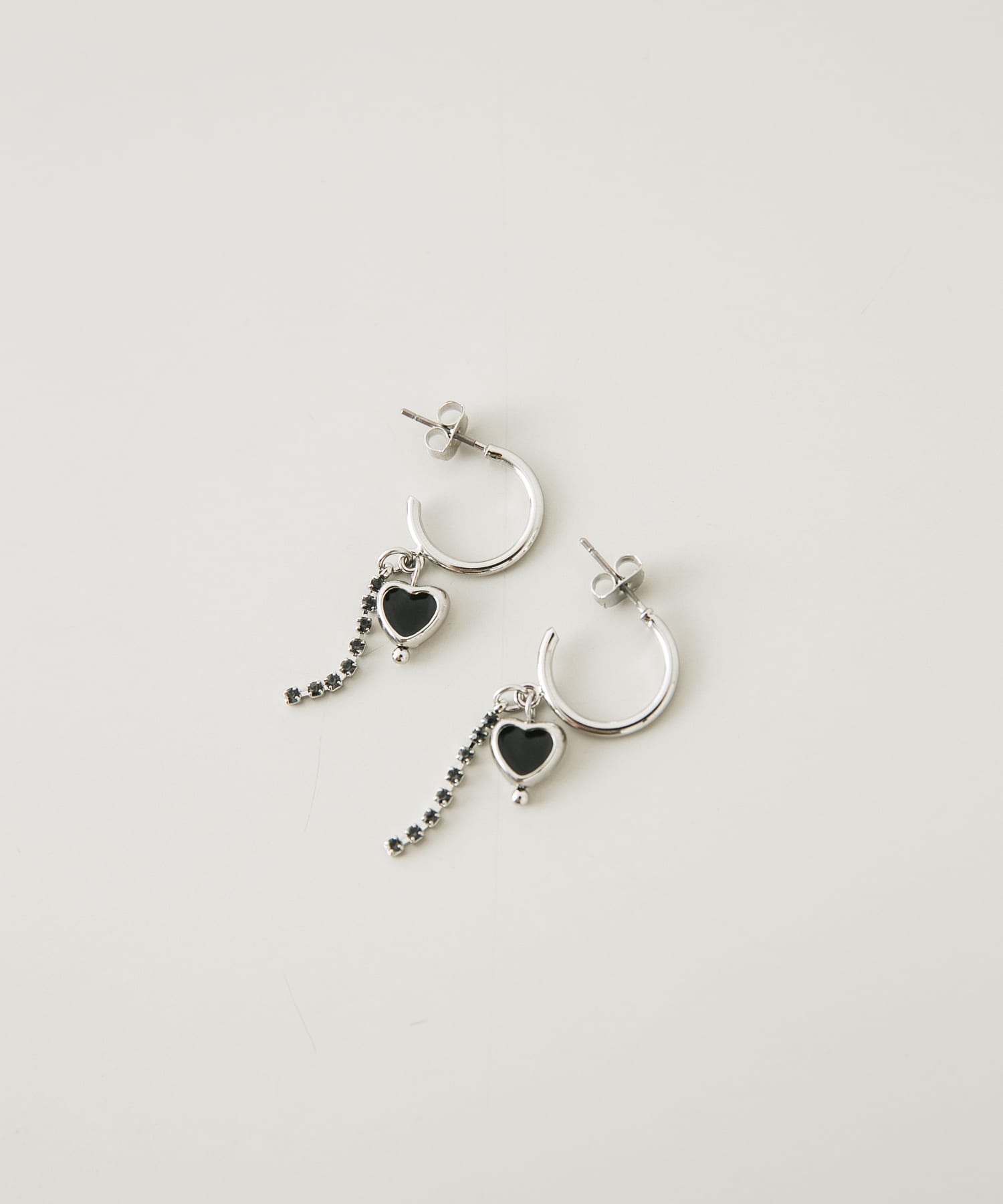 ブラックハートビジューチェーンピアス